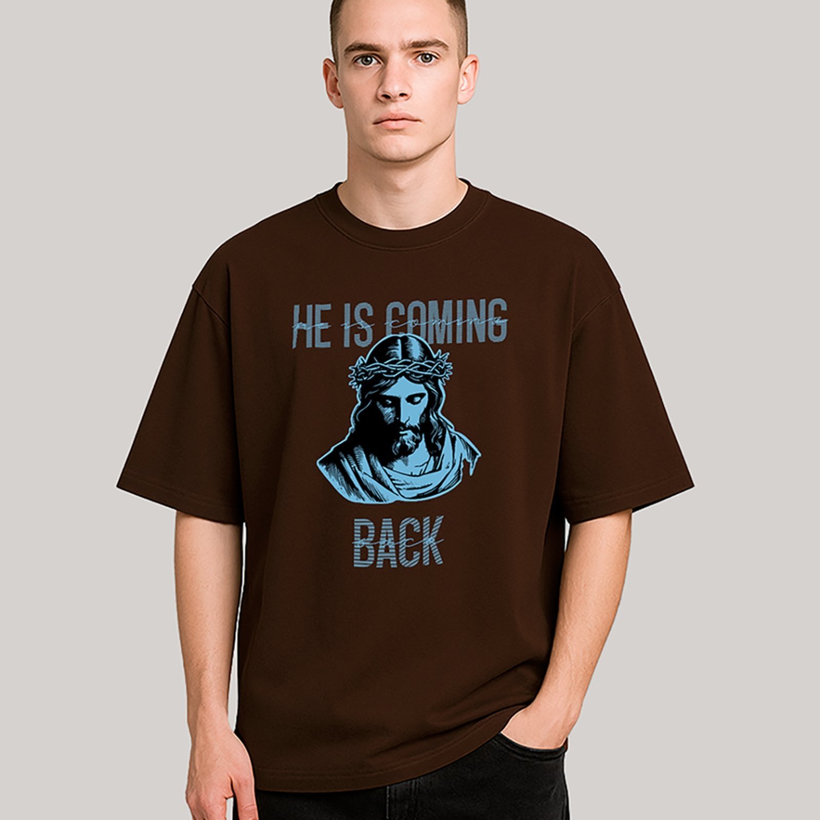 Camiseta Unissex Ousy Cristã He Is Coming Back Oversized Marrom