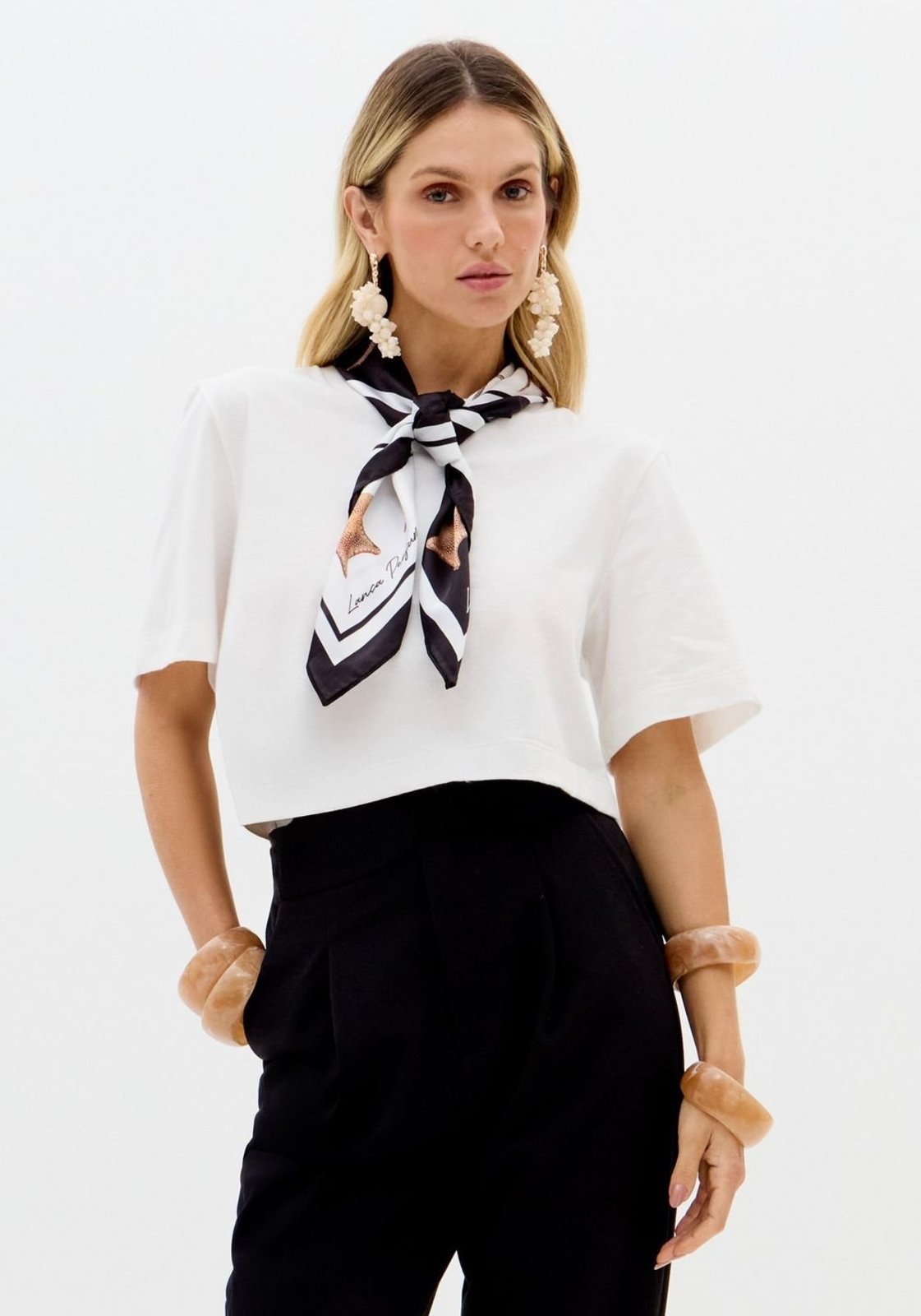 T-shirt Cropped Com Lenço Lança Perfume