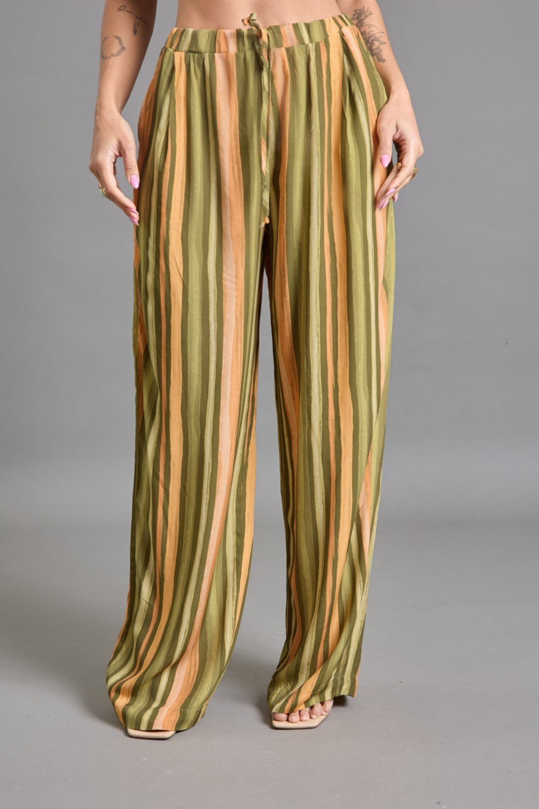 Calça Pantalona Verde Listrada em Viscose Leve Lemier Collection