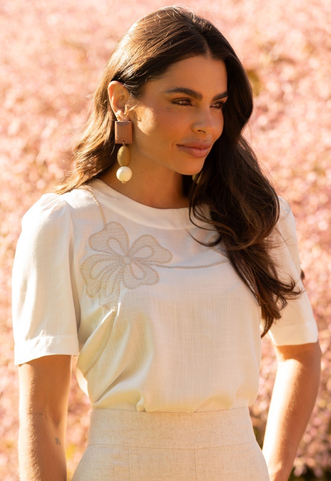 Blusa Mamorena Manga Curta em Viscolinho com Bordado Eletrônico Floral na Frente