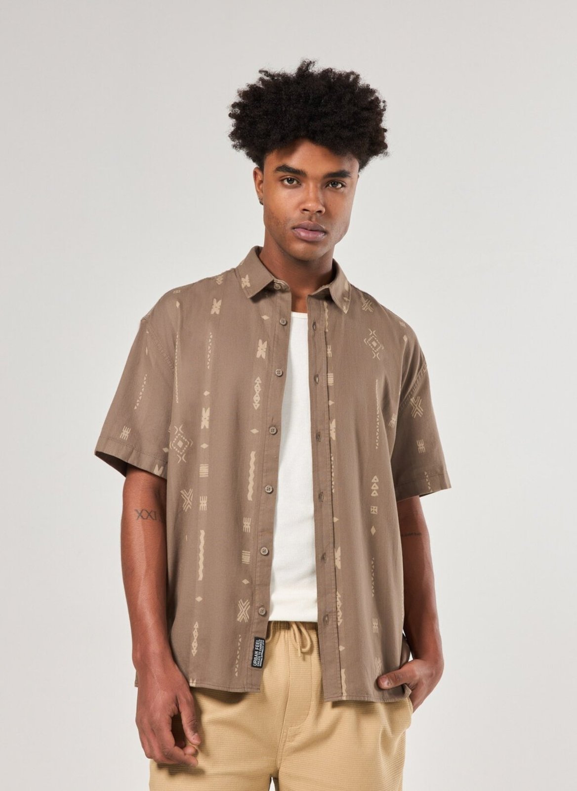 Camisa Manga Curta Estampada Geométrica