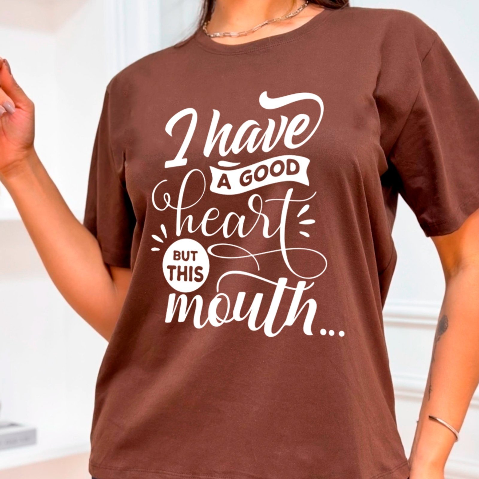 Vista 2 Camiseta Ousy Básica Frase Sarcástica Good Heart Unissex branco ousy branco