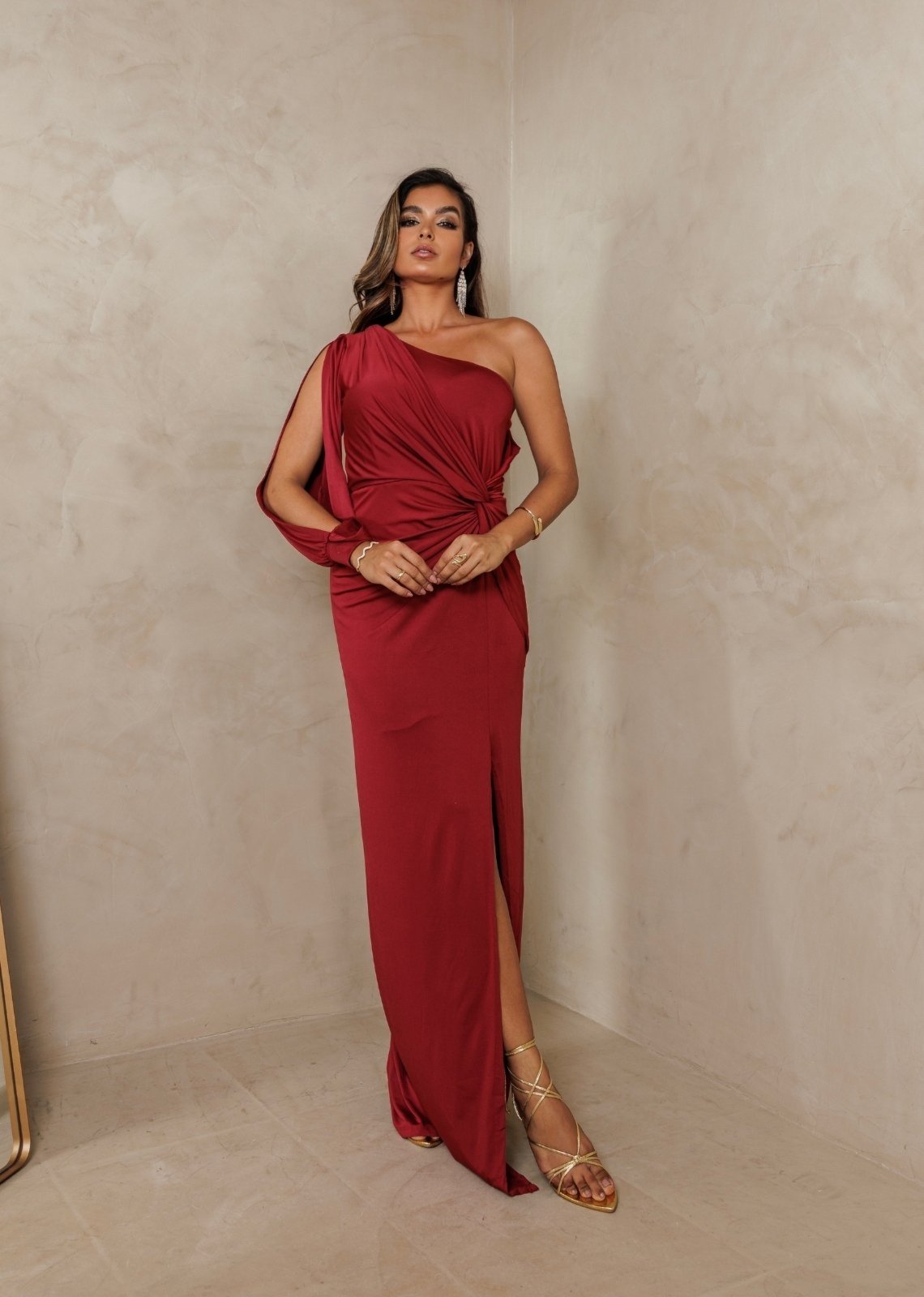 Vestido Longo uma Manga Longa Fluity Com Fenda Samena Cia do Vestido Marsala