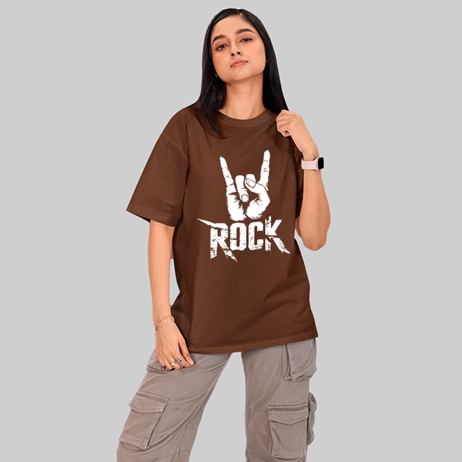 Camiseta Oversized Rock Mão Símbolo Heavy Metal Street Unissex Marrom