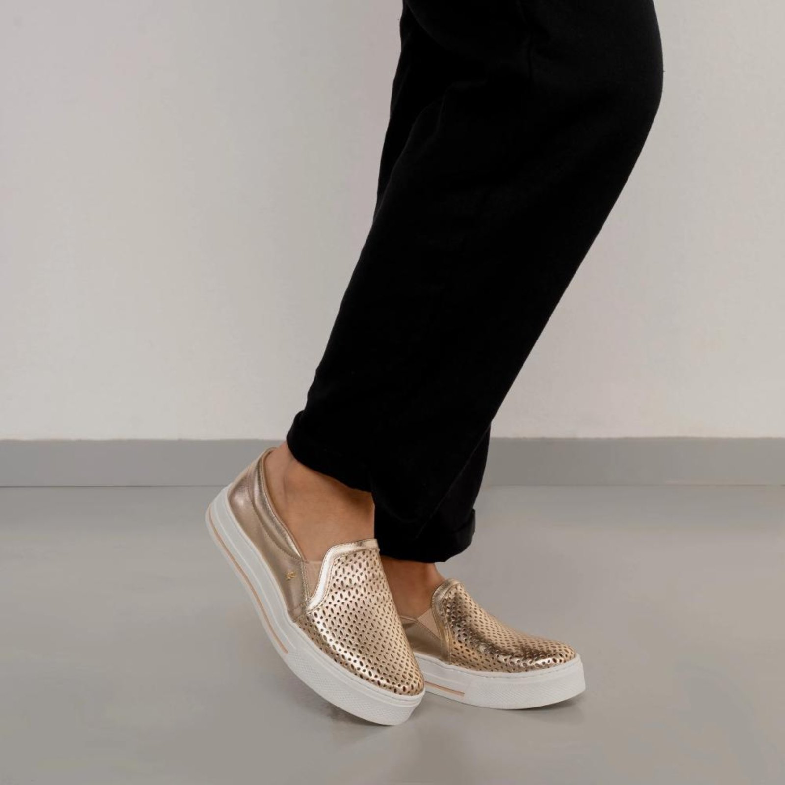 Vista 2 Tênis Via Marte Slip On Feminino dourado VIA MARTE dourado