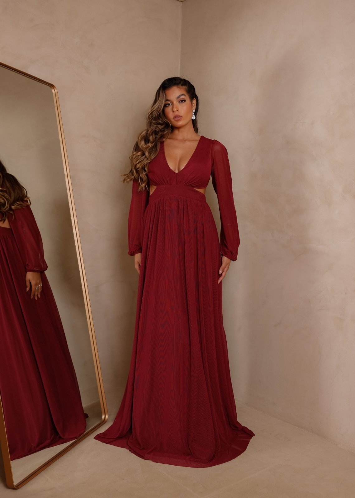 Vestido Longo de Festa Manga Longa Abertura Lateral Micro Tule Didyene Cia do Vestido Marsala