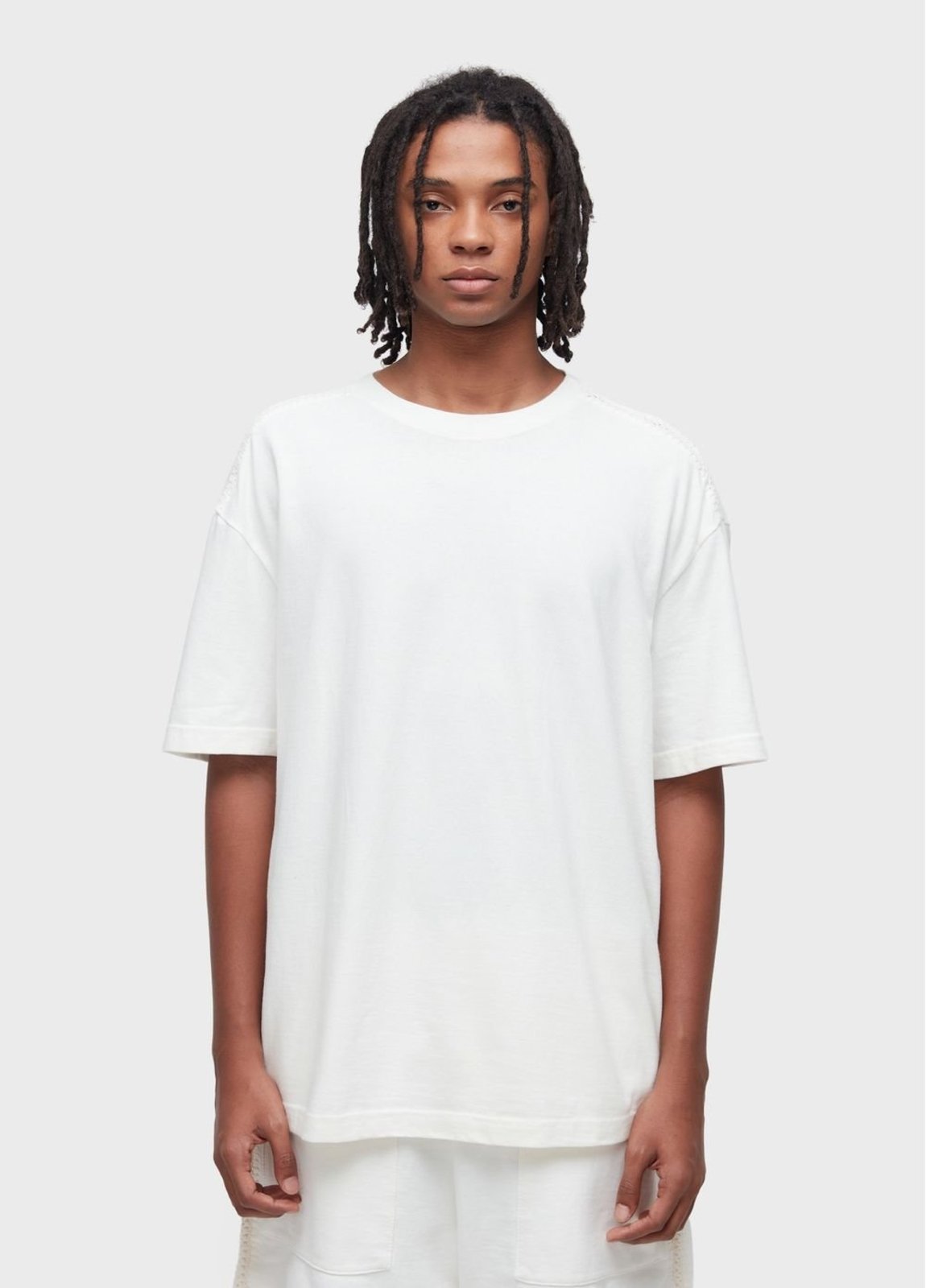 T-shirt over shoulder crochê mc OSKLEN