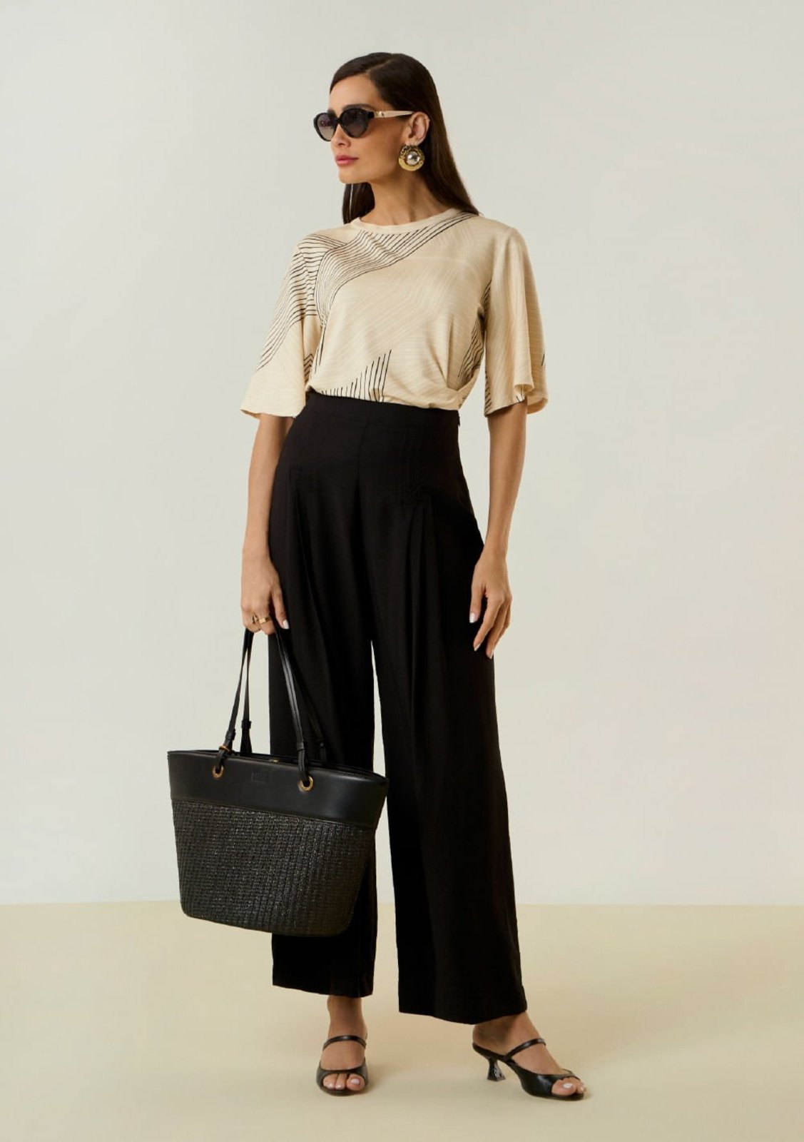 Blusa Maria Valentina Solta Decote Careca Manga Curta Padrão Preto