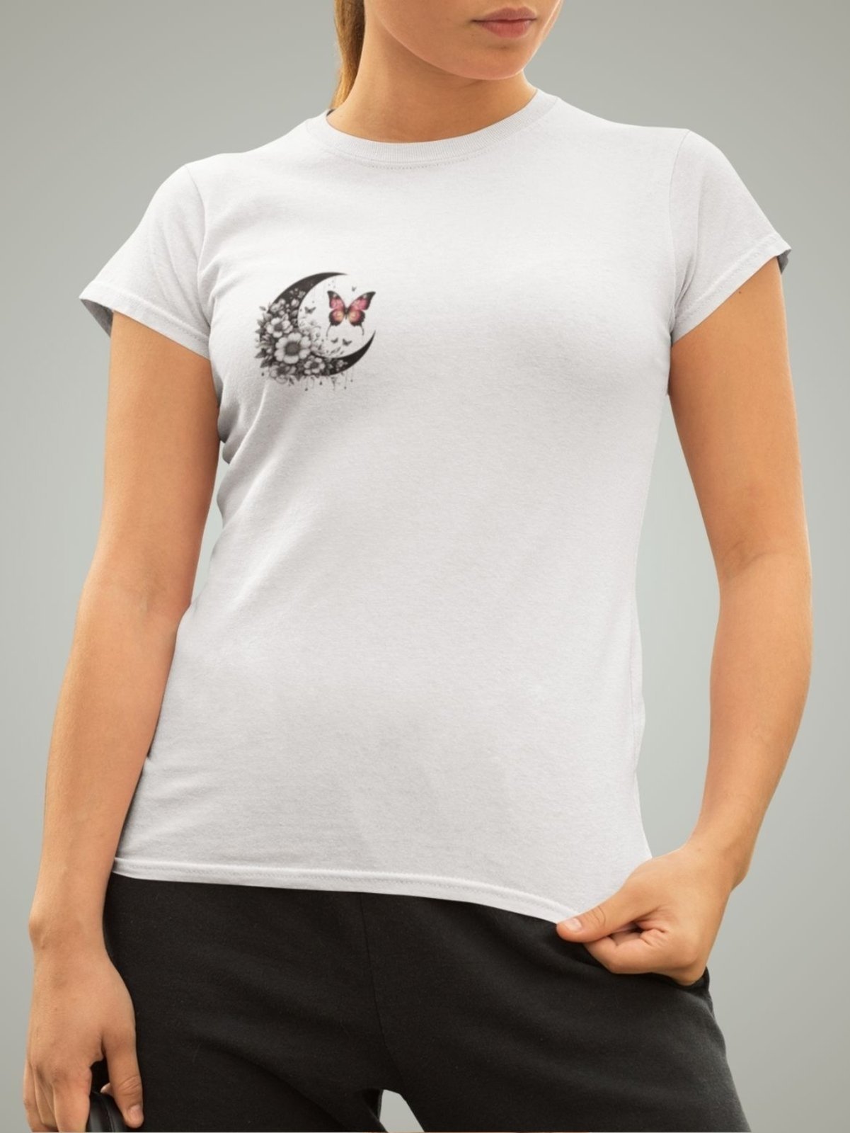 Camiseta Feminina GuGi Borboleta Lua Crescente Astros Estampa Pequena No Peito Branco