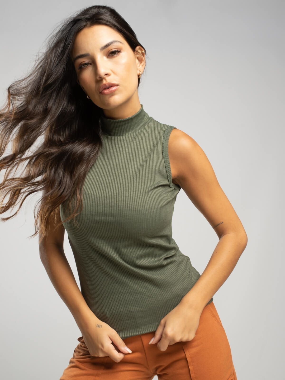 Blusa Canelada Vicbela Regata Gola Alta Verde