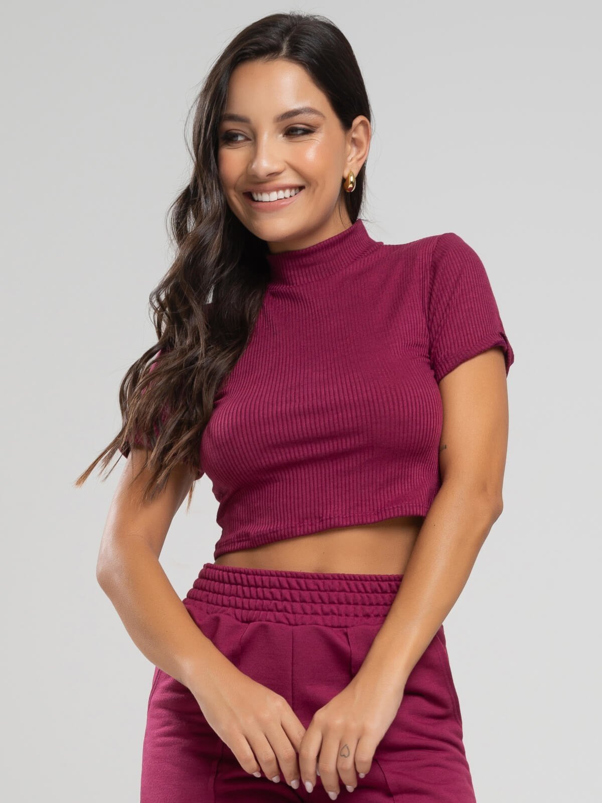Blusa Cropped Vicbela Gola Alta Manga Curta Ribana Canelada Vinho