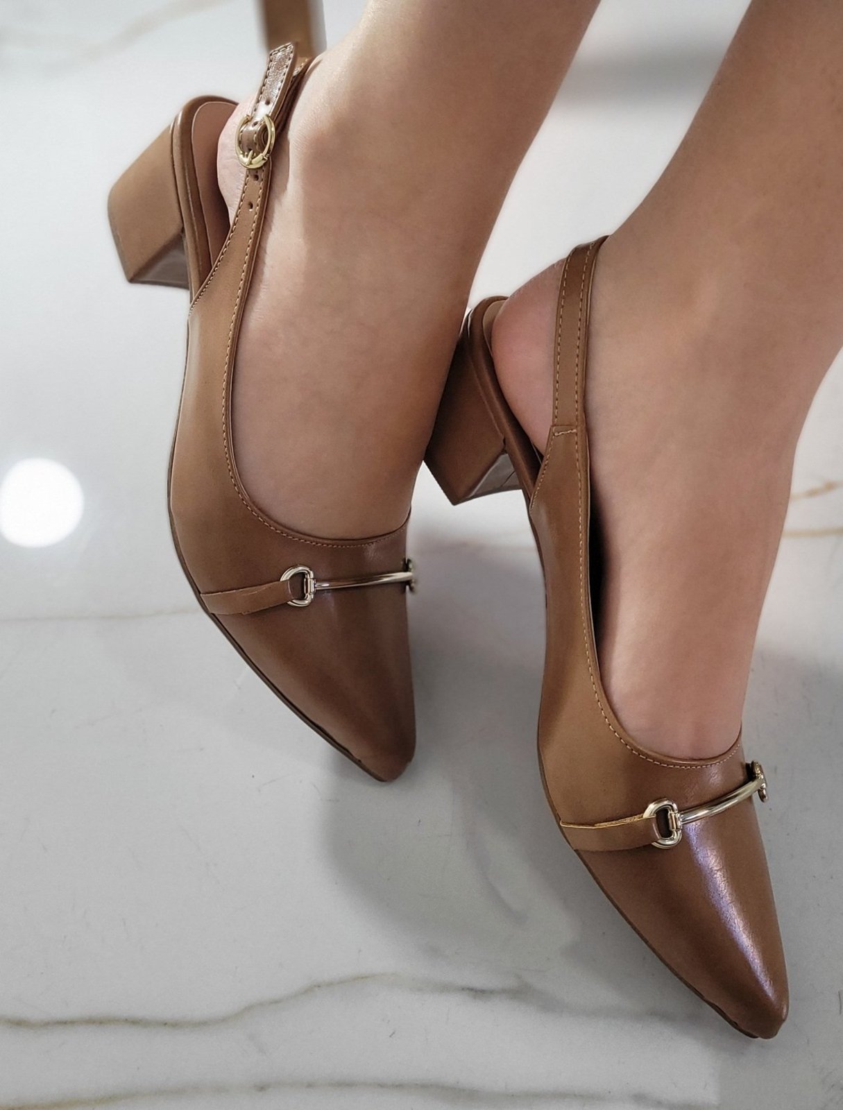 Scarpin Salto Médio Giovanna da Mata Bico Fino Slingback Elegante Confortável Detalhe Metal