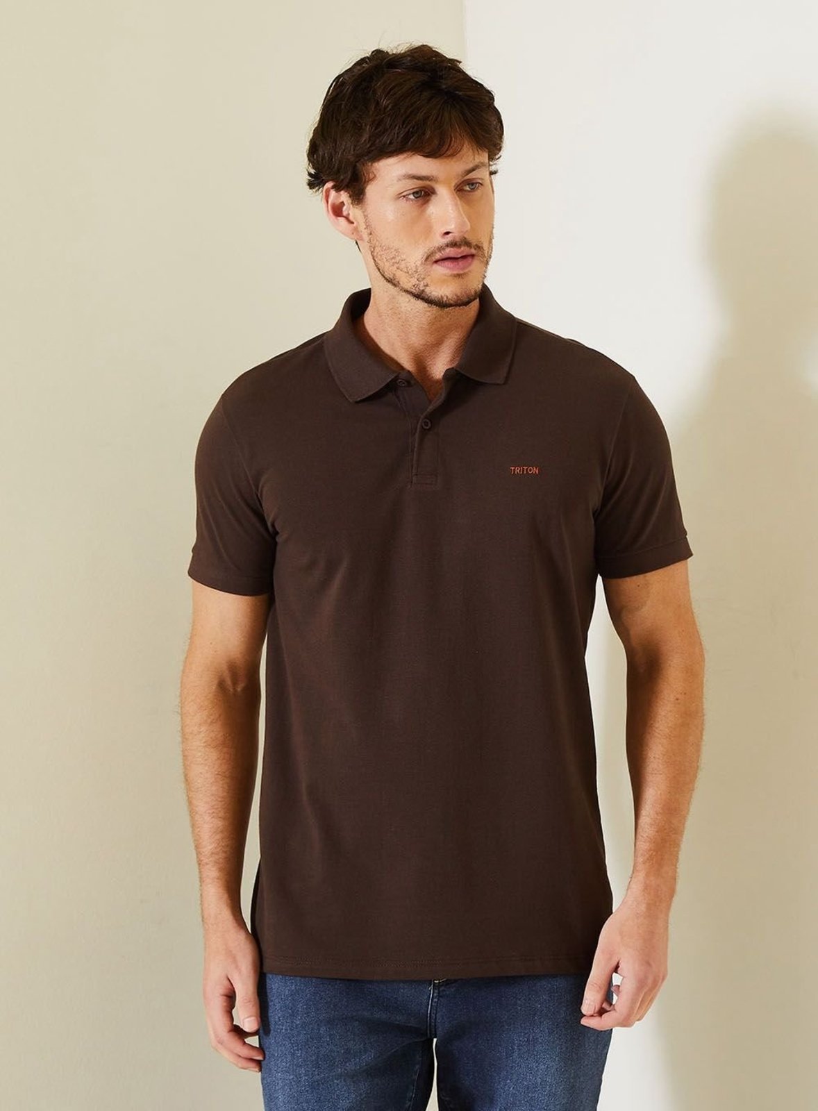 Polo Masculina Fit com Logo Contrastante Triton Marrom Nobuck