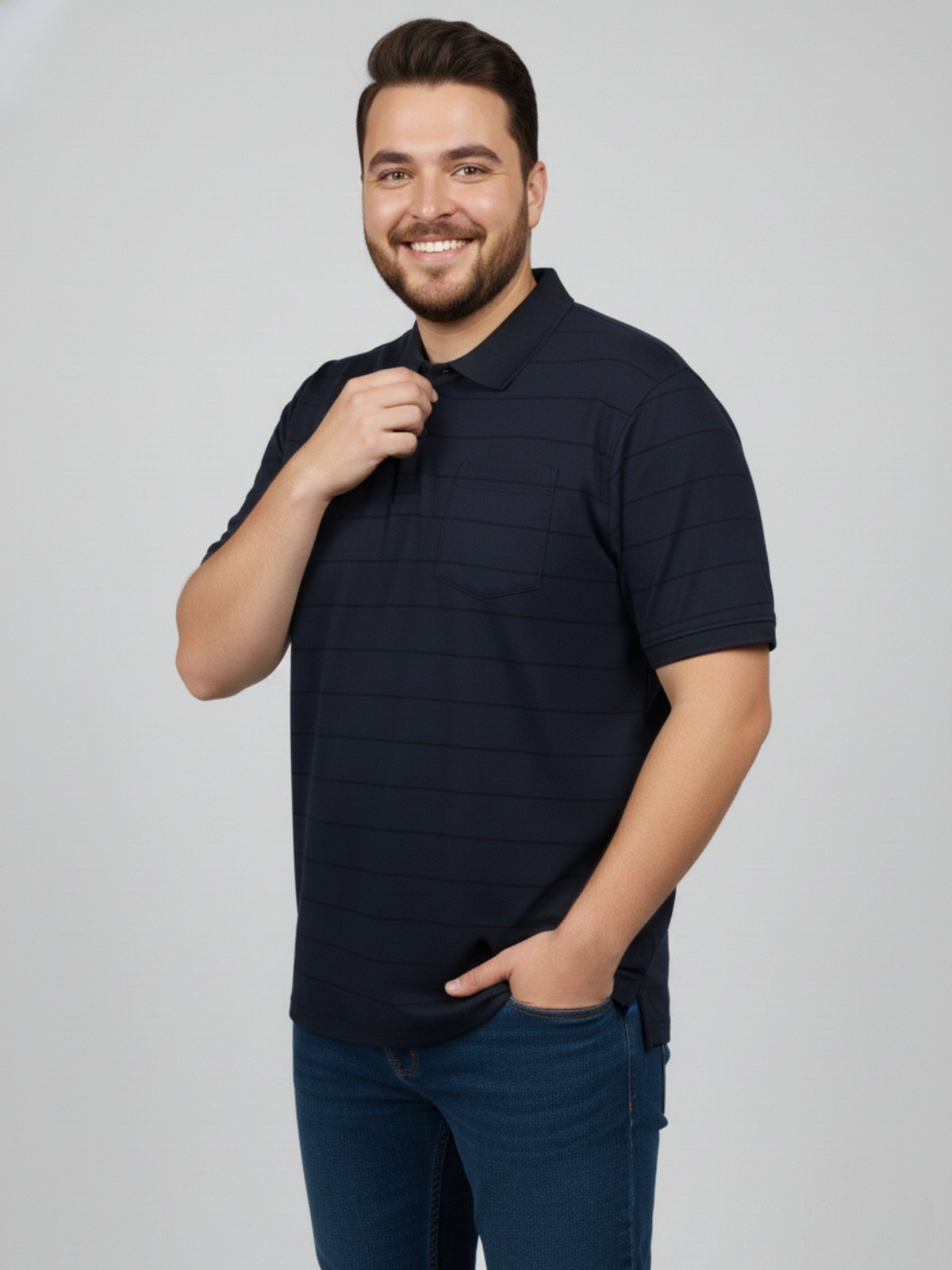 Camisa Polo Listrada Plus Size com Bolso Preta