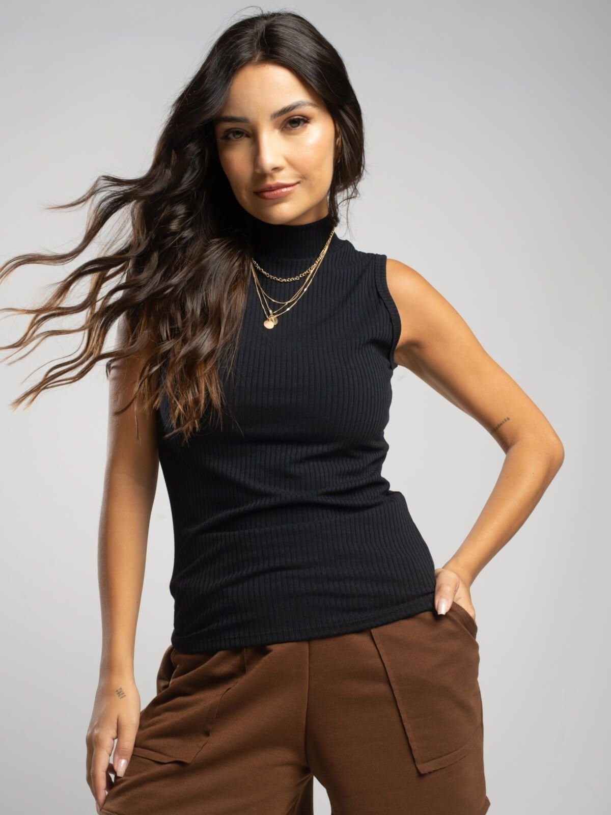 Blusa Canelada Vicbela Regata Gola Alta Preto