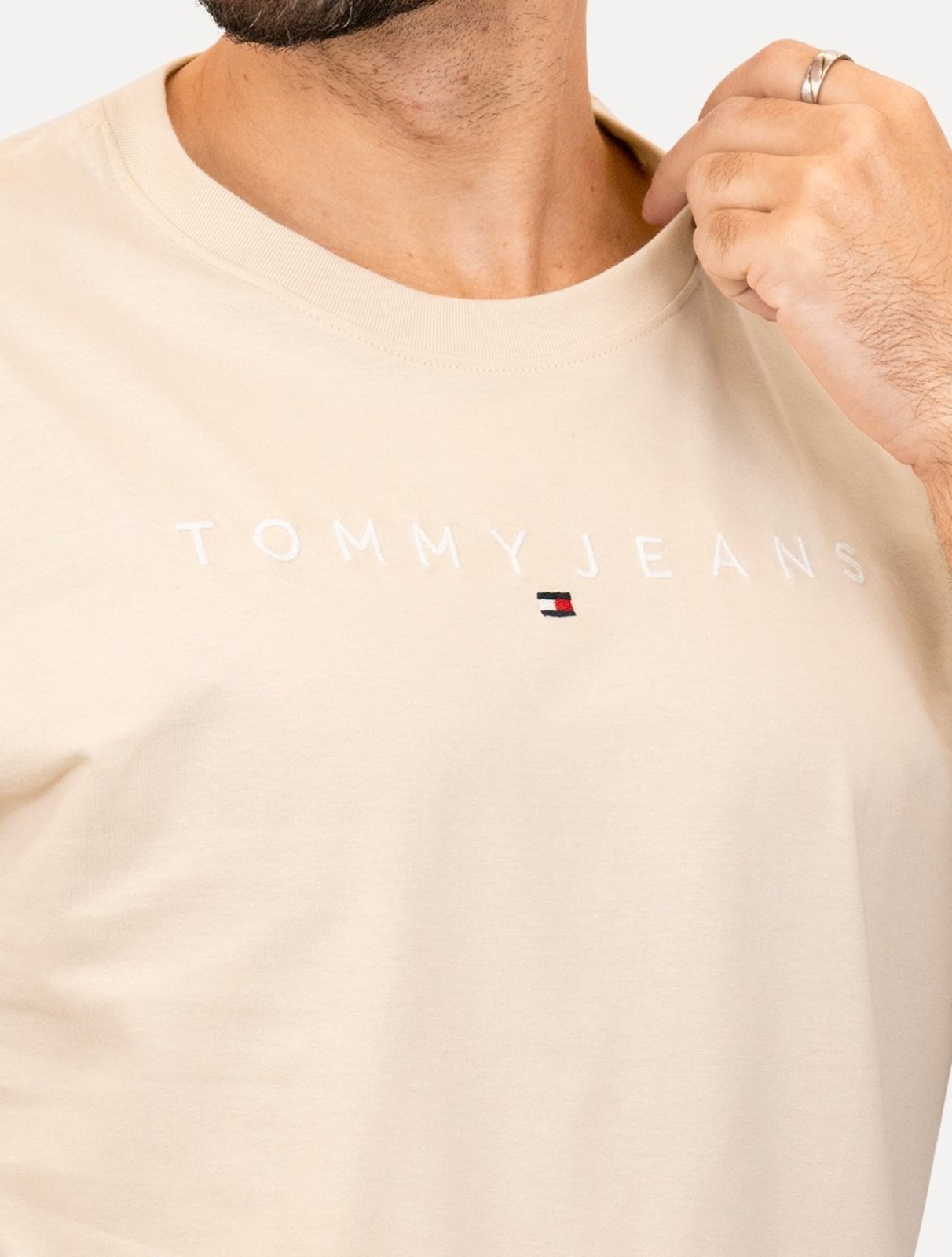Vista 3 Camiseta Tommy Jeans Masculina Core Linear Logo Tee Areiaa bege Tommy Jeans bege