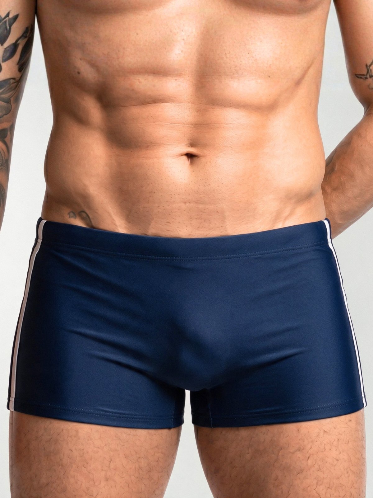 Sunga Boxer Orla da Praia Com Proteção Uv50+ Lisa Com Recorte Lateral Azul Marinho e Branco
