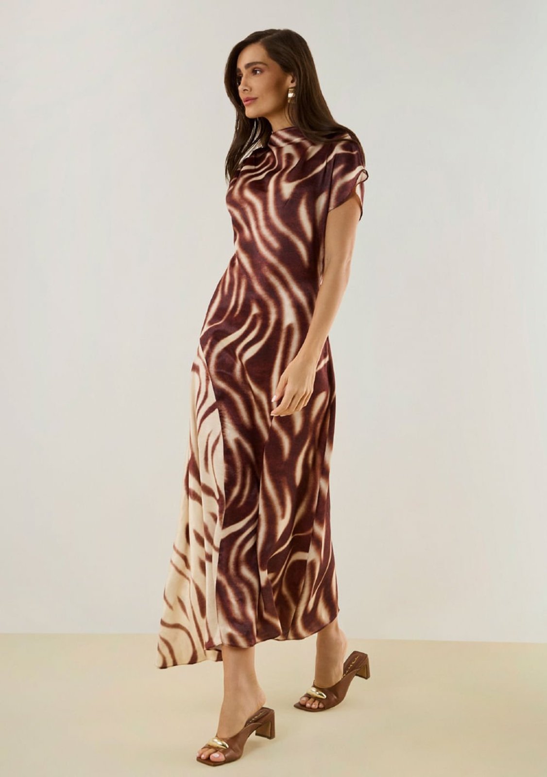 Vestido Maria Valentina Ajustado Gola Alta Manga Curta Midi Marrom