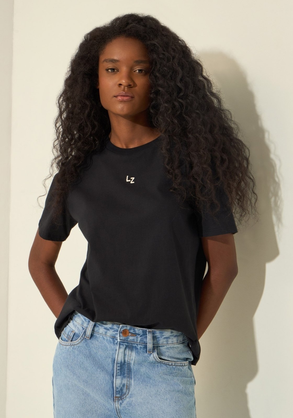 Blusa T-shirt Básica Com Bordado Em Algodão Penteado