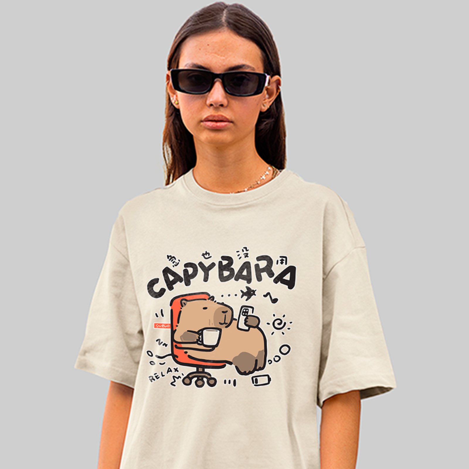 Camiseta Oversized Capivara Relaxando Meme Cartoon Vibes Unissex Off White