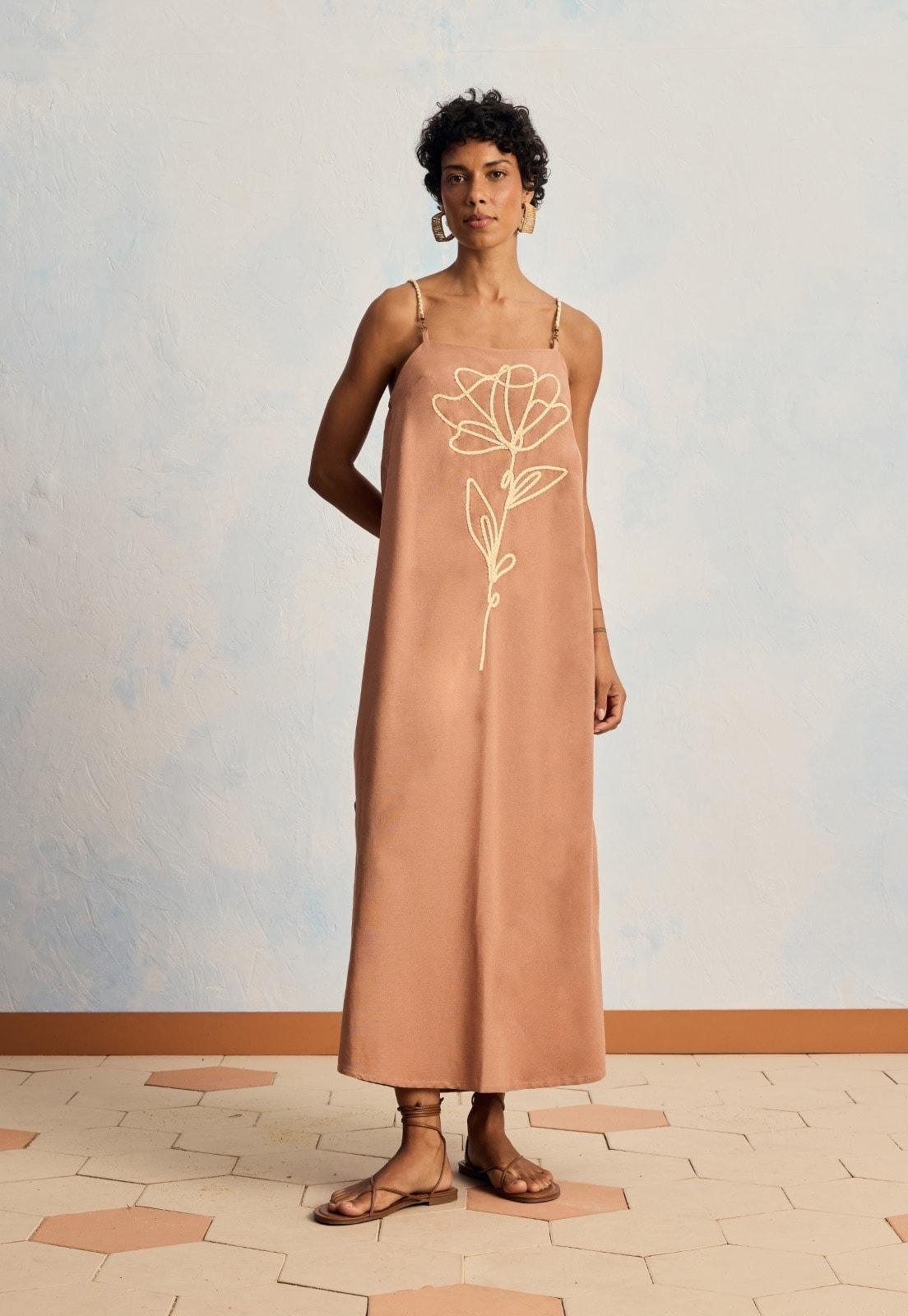 Vestido Midi Liso Bordado Flor Bege