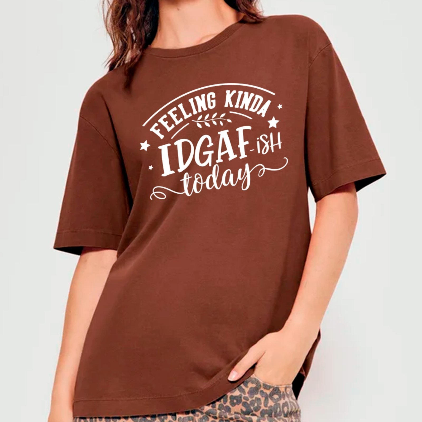 Vista 2 Camiseta Ousy Básica IDGAF Frase Minimalista Unissex Marrom rosa ousy rosa