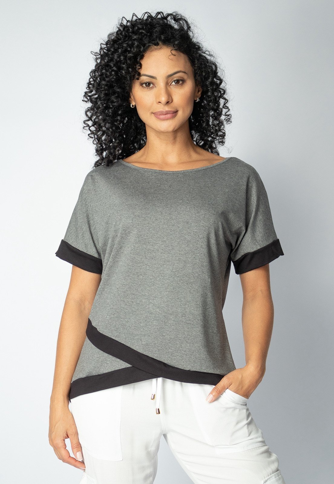 Blusa Jaci Malha Amazonia Vital Manga Curta Babado Transpassado Bicolor Mescla e Preta