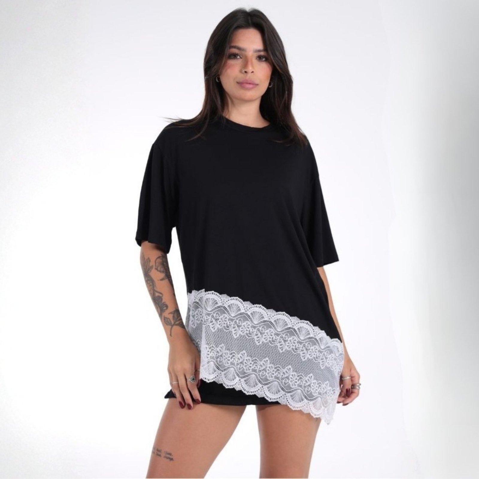 Camiseta Ampla Com Renda Asimétrica Feminina Revanche Vaduz