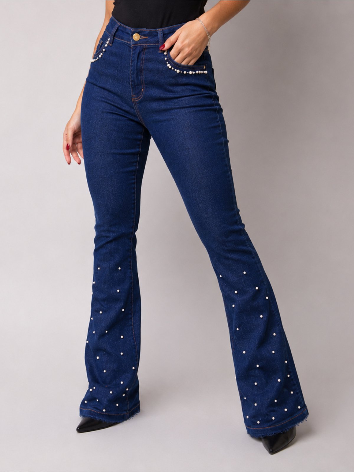 Calça Feminina Flare Jeans escuro com Aplicação de Pérolas ao Longo da Barra e ao Redor do Bolso Brilho