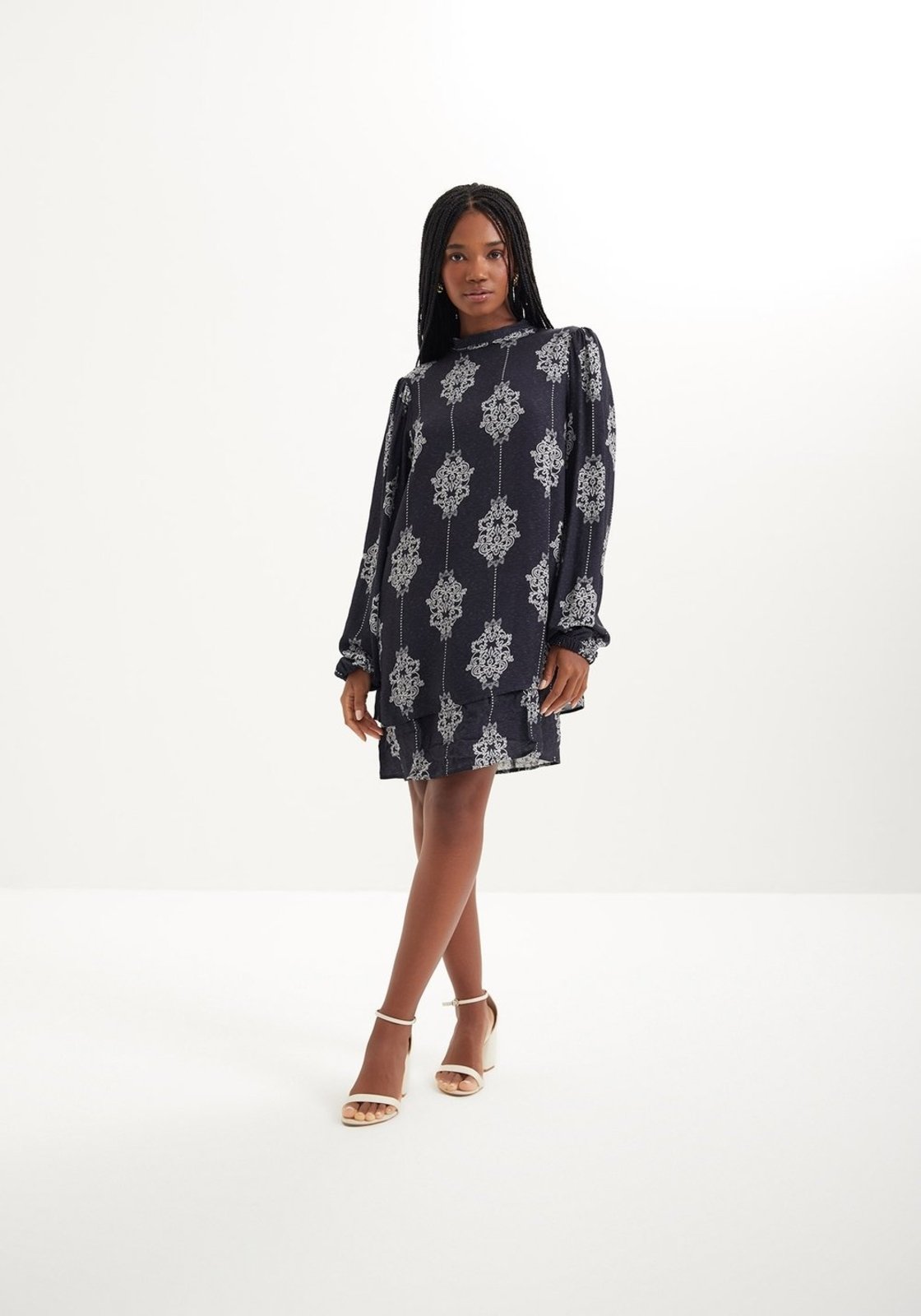 Vestido Curto Estampado Com Mangas Amplas E Gola Alta