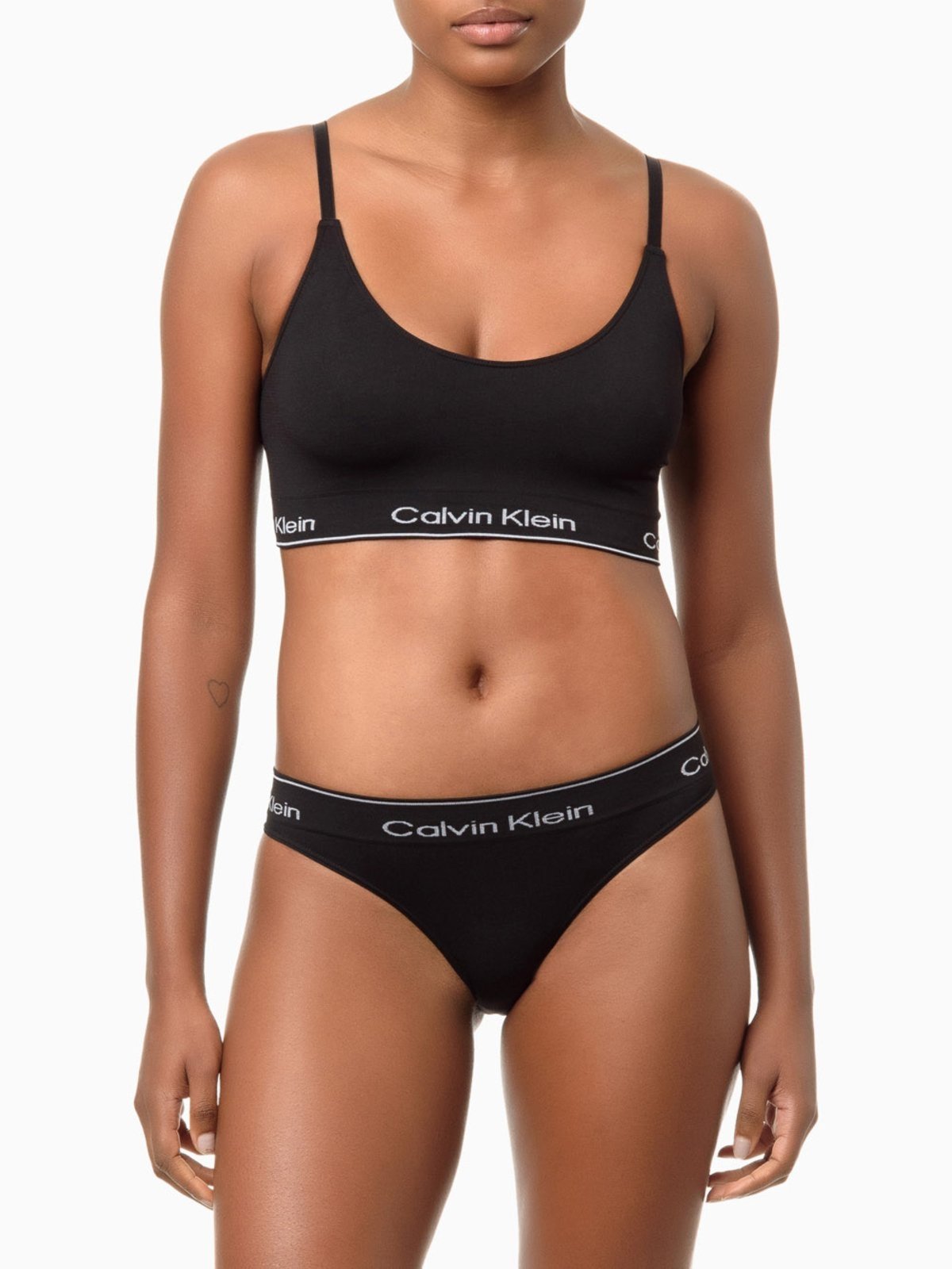 Vista 2 Calcinha Tanga Modern Cotton Seamless Calvin Klein Underwear Calvin Klein Jeans preto Calvin Klein Jeans preto