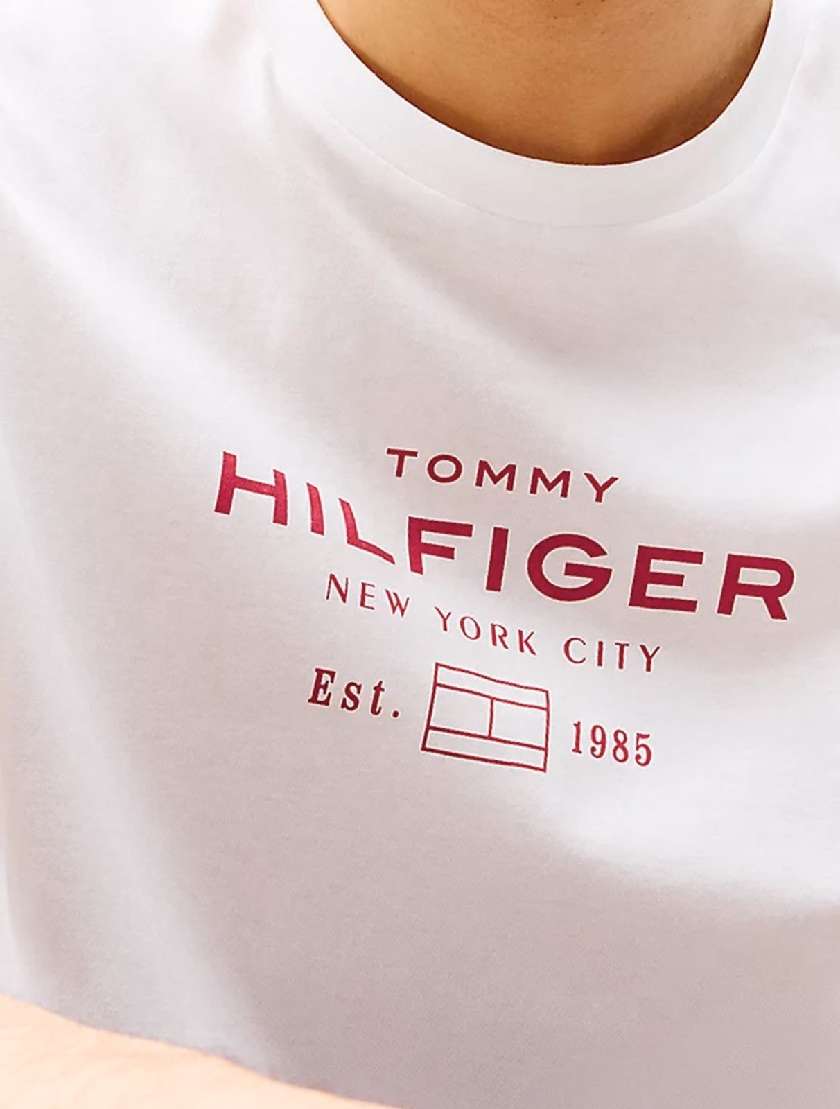 Vista 3 Camiseta Tommy Hilfiger Masculina Center New Stack Branca branco Tommy Hilfiger branco