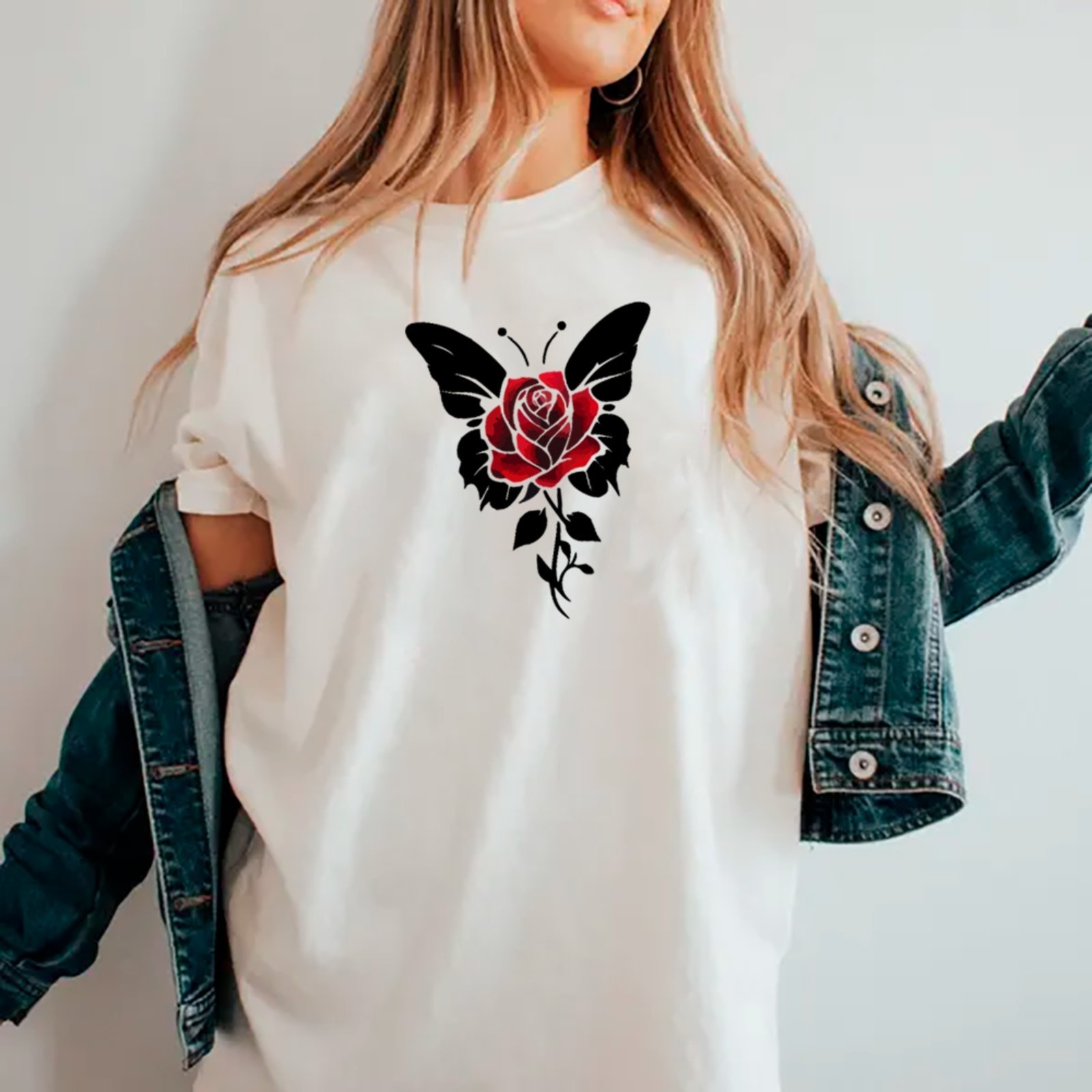 Camiseta Ousy Borboleta e Rosa Oversized Feminina Branco