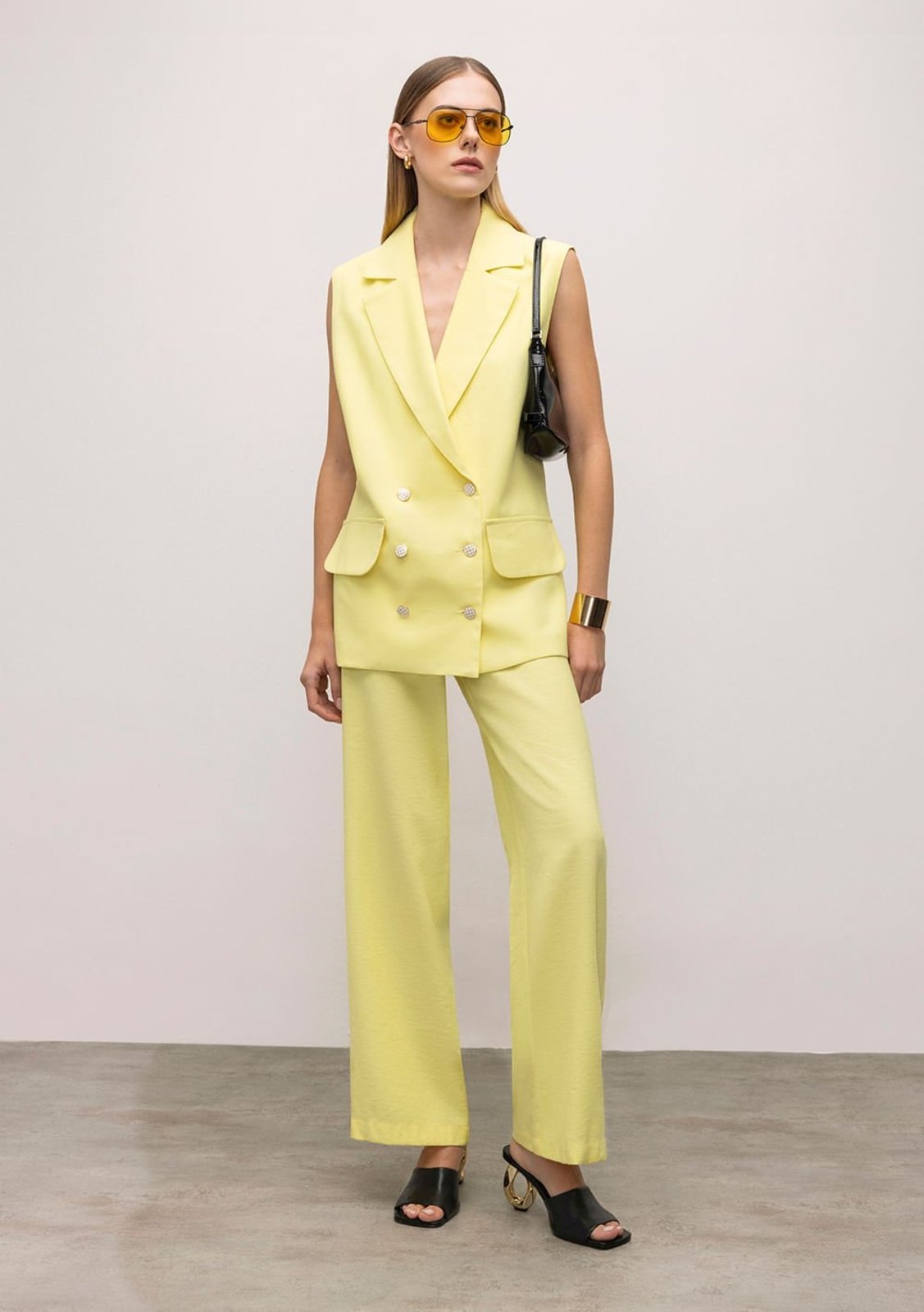 Calça Iódice Reta Cós Alto Detalhe Botão Amarelo