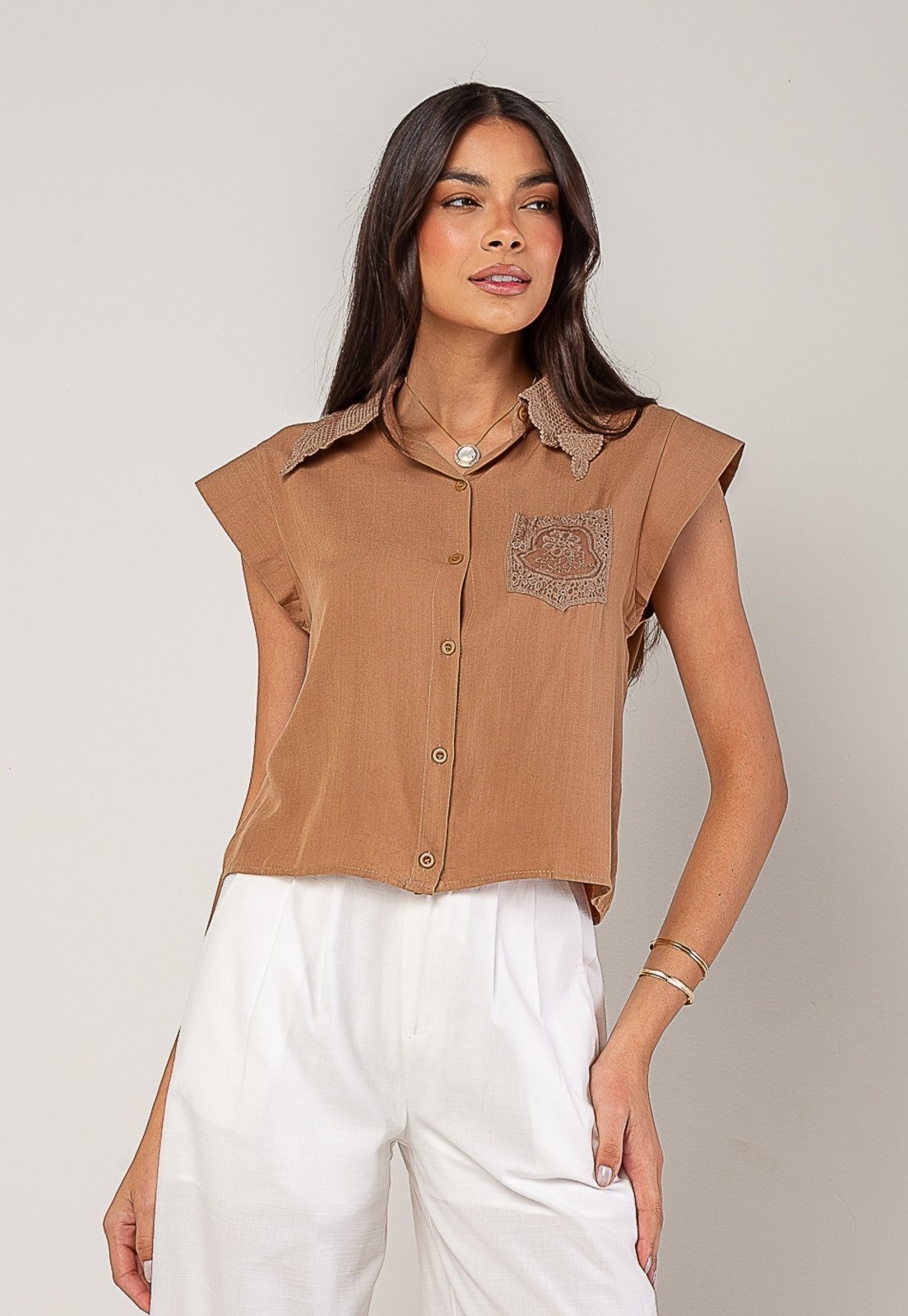 Blusa Alfaiataria Com Gola Em Renda E Bolso Decorado Salvatore Marrom