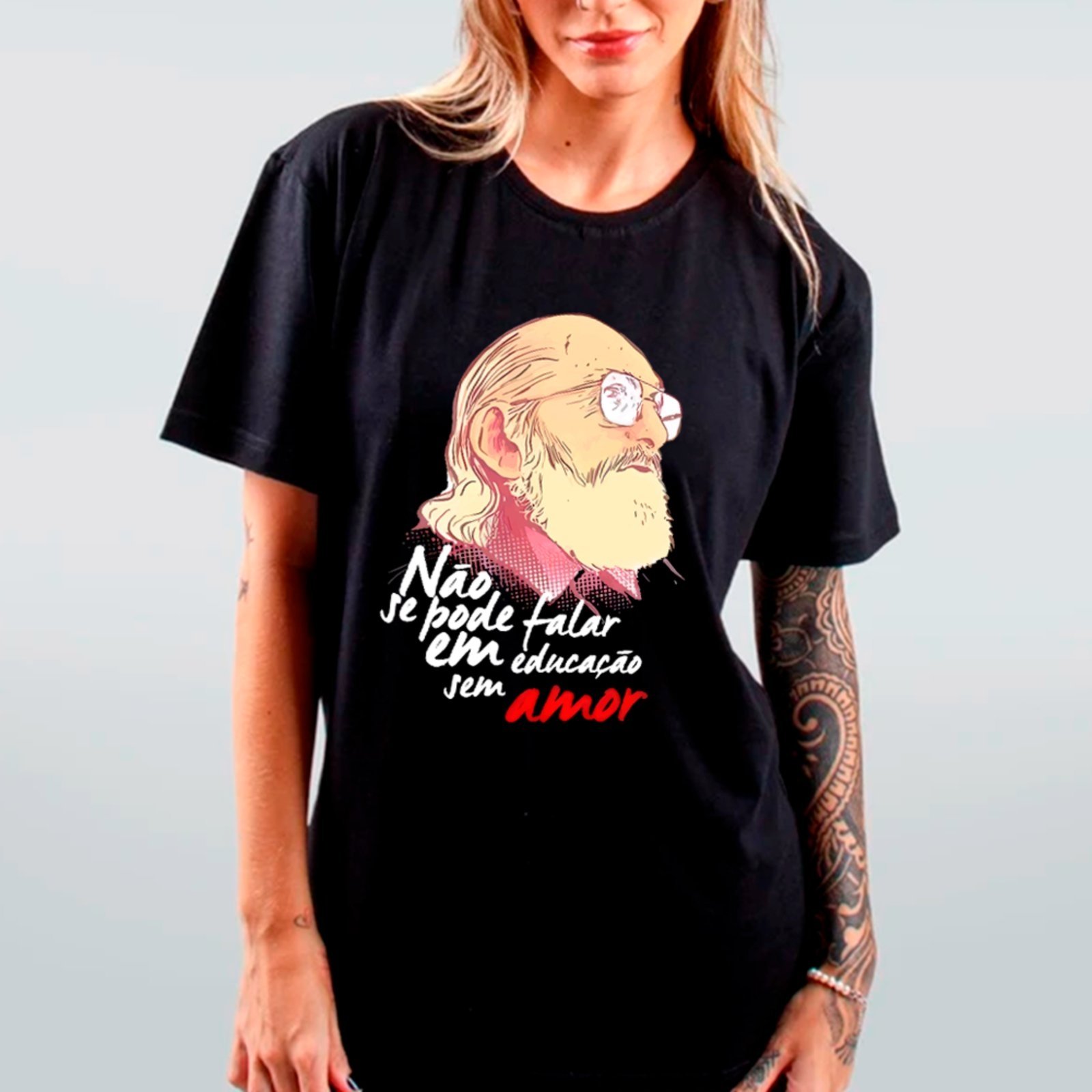 Vista 2 Camiseta Ousy Oversized Paulo Freire Educação Com Amor Estampa Literária Unissex marrom ousy marrom
