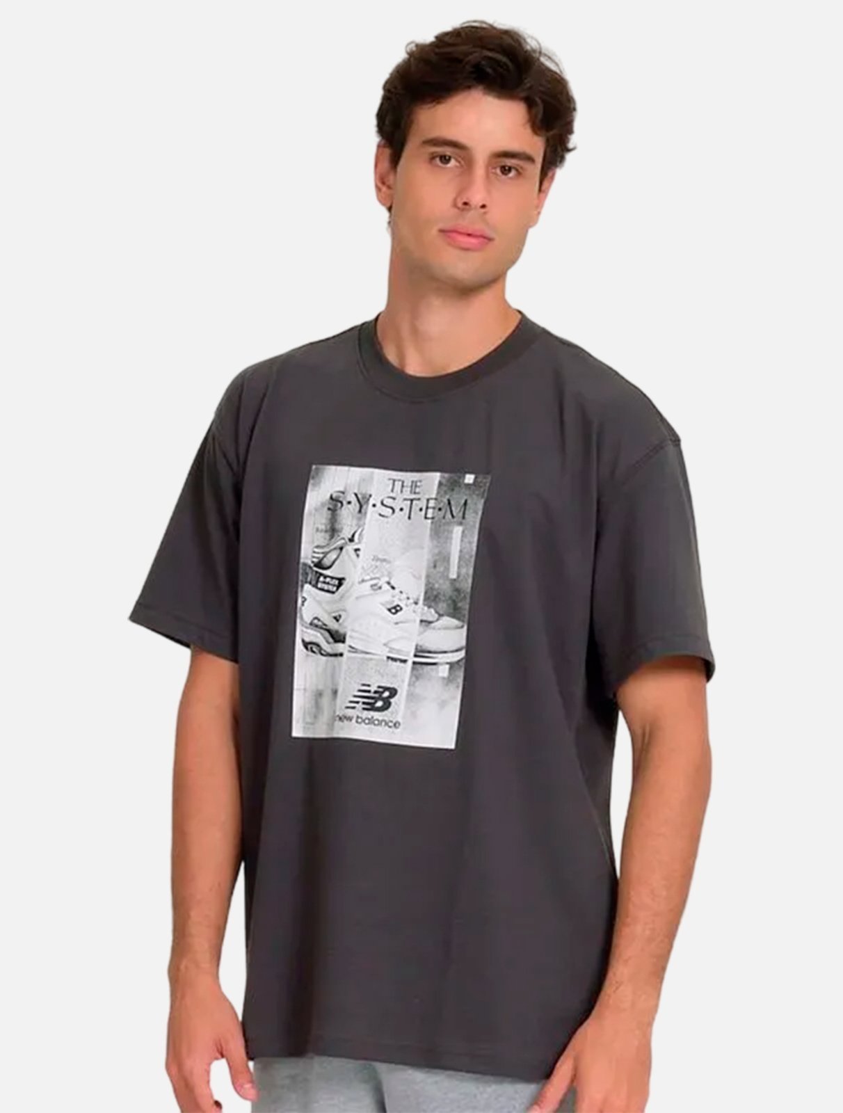 Camiseta New Balance Regular Grapchic The System Chumbo