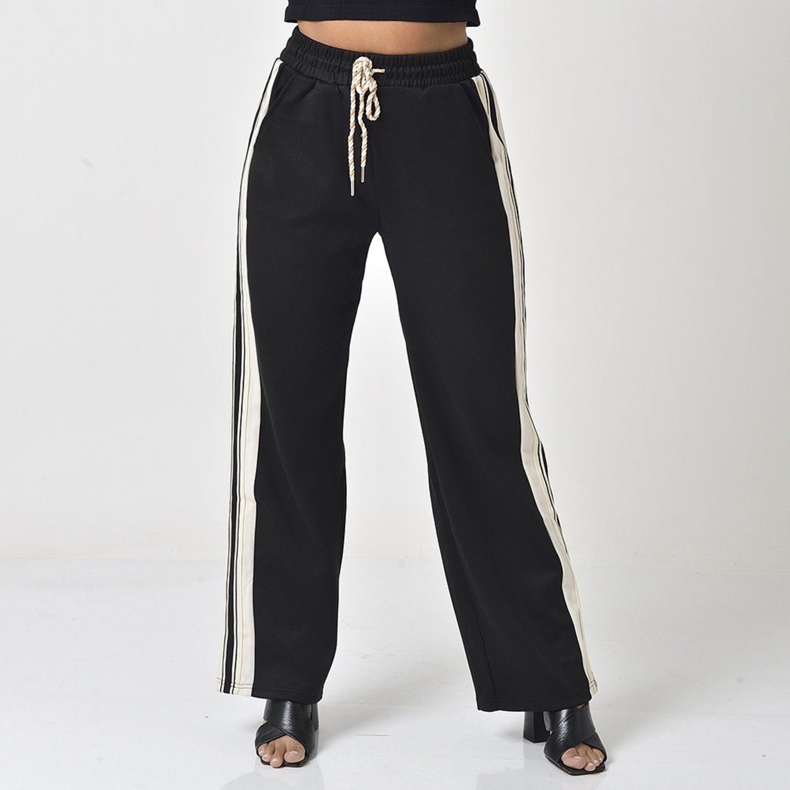 Calça Reta Com Detalhes Laterais Tecido Scuba Preto