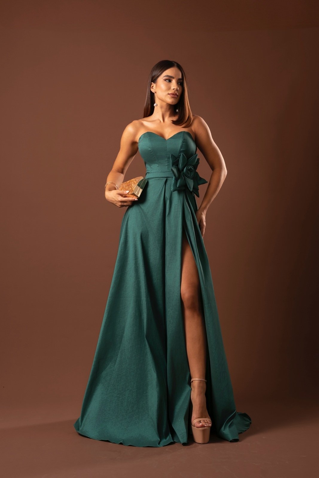 Vestido Longo de Festa Madrinhas Tomara que Caia com Flor Lateral Saia em A Marlenne Verde Petróleo
