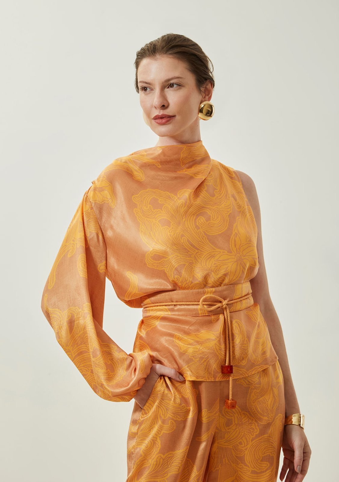 Blusa Maria Valentina Ajustada Decote Careca Manga Longa Alongada Bege