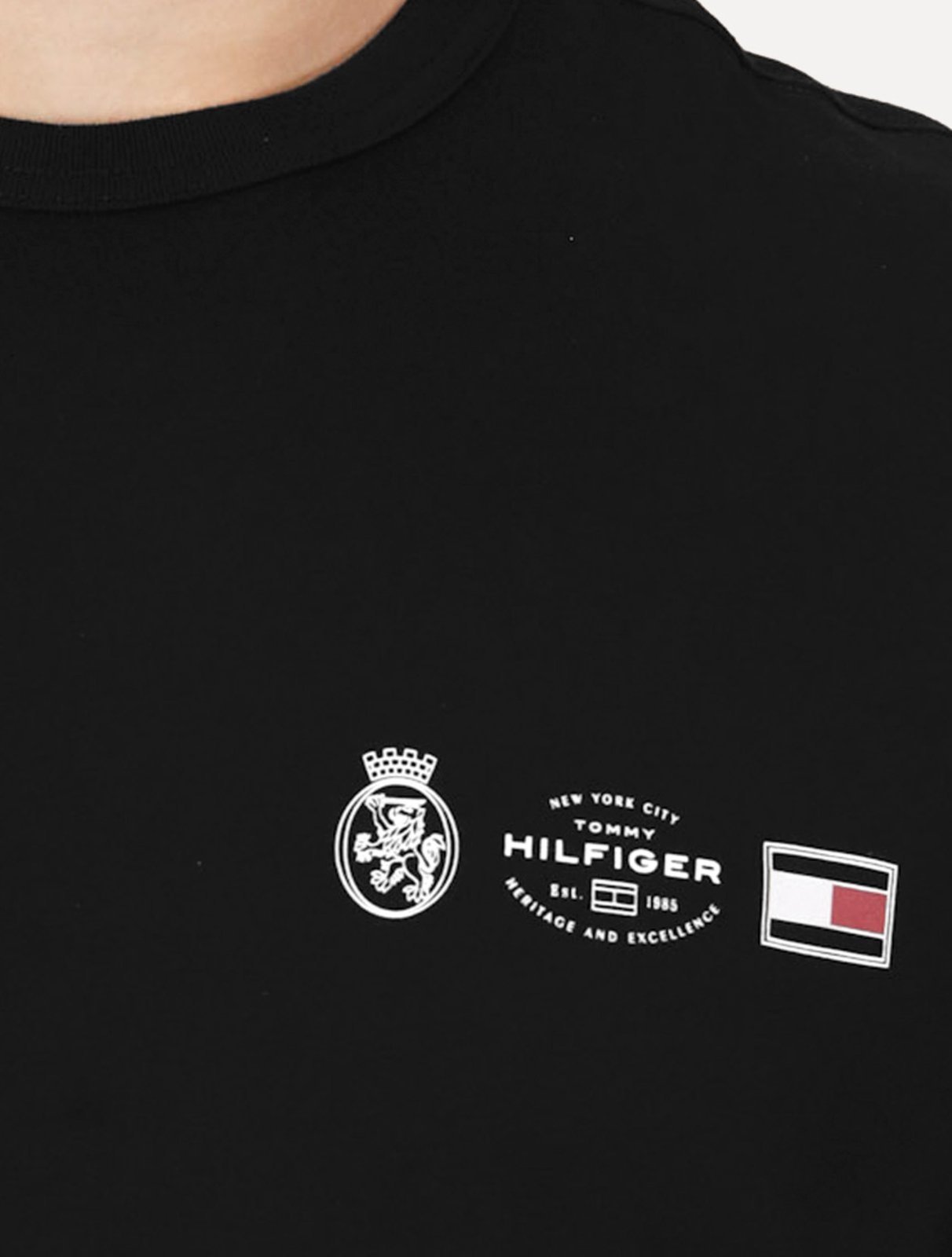 Vista 3 Camiseta Tommy Hilfiger Masculina Regular Small Crest Outline Preta preto Tommy Hilfiger preto