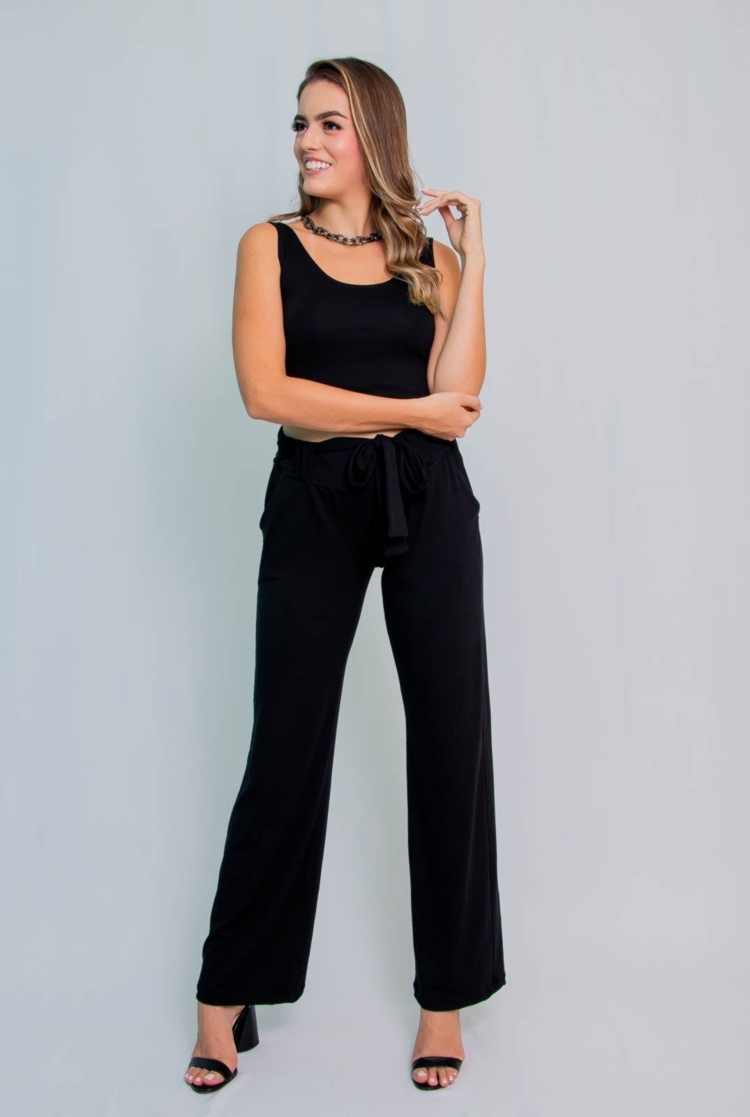 Calça Pantalona Maria Paes com Bolso e Cinto Preto