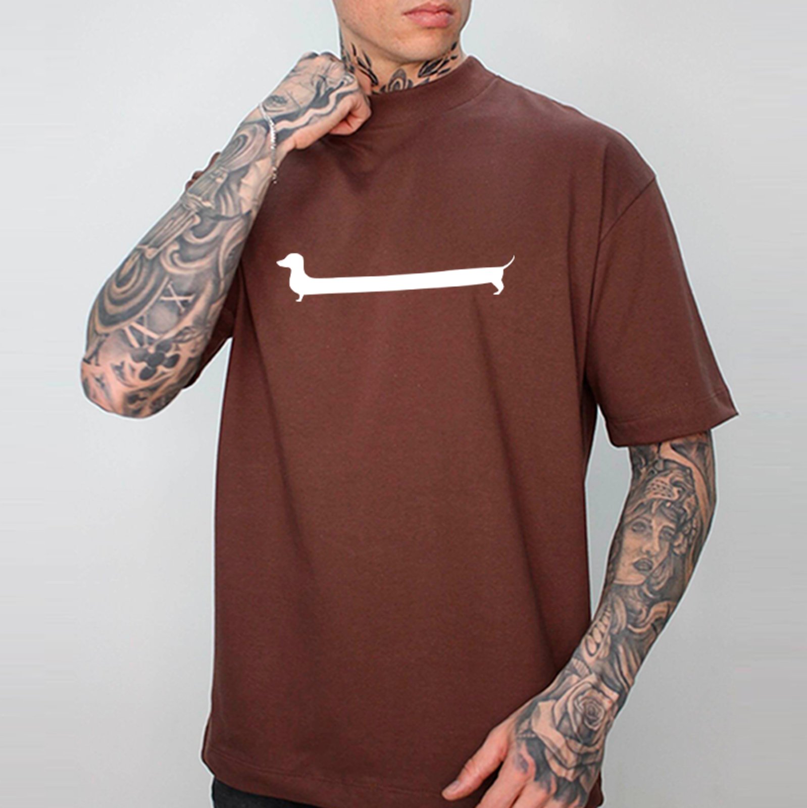 Camiseta Oversized Cachorro Salsicha Minimalista Unissex Marrom
