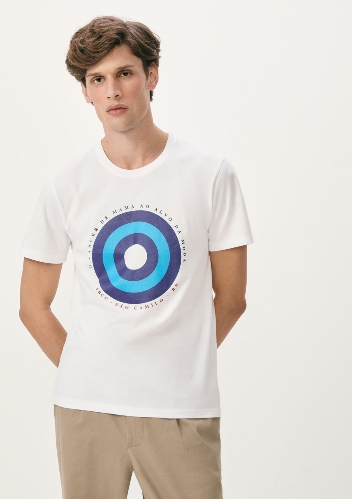 Vista 2 Camiseta Unissex Manga Curta Câncer De Mama Hering off-white Hering off-white