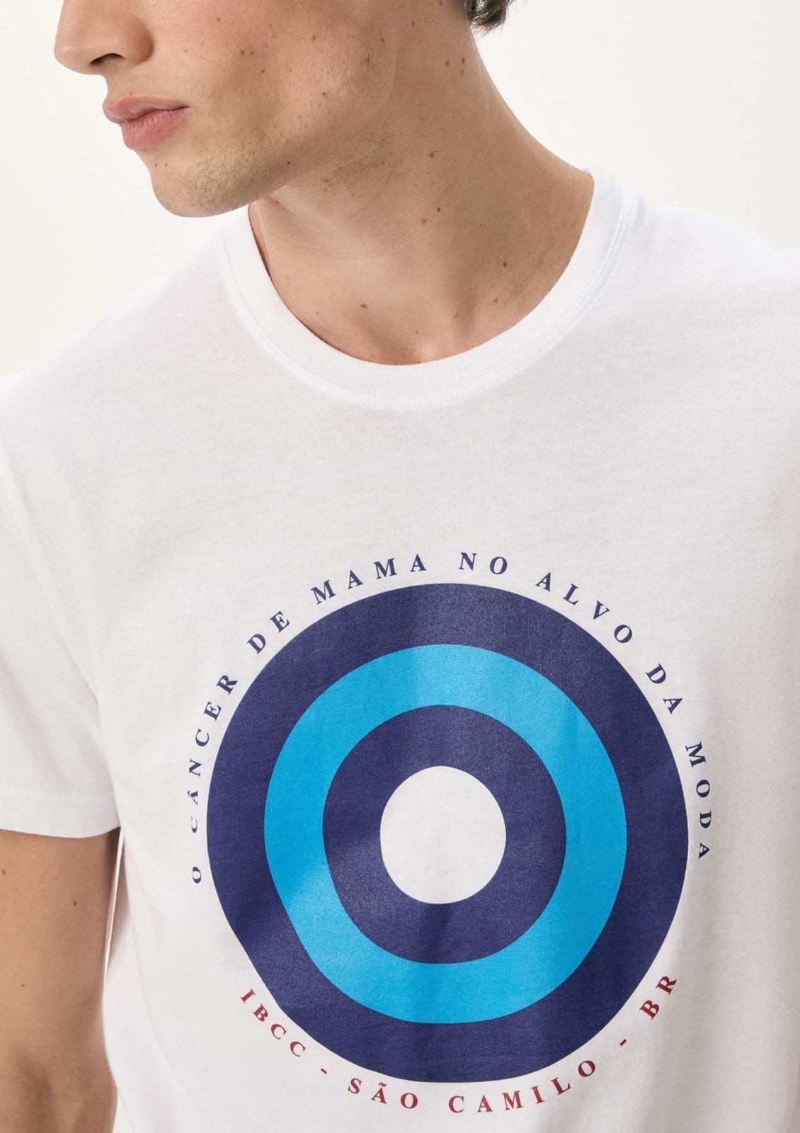 Vista 3 Camiseta Unissex Manga Curta Câncer De Mama Hering off-white Hering off-white