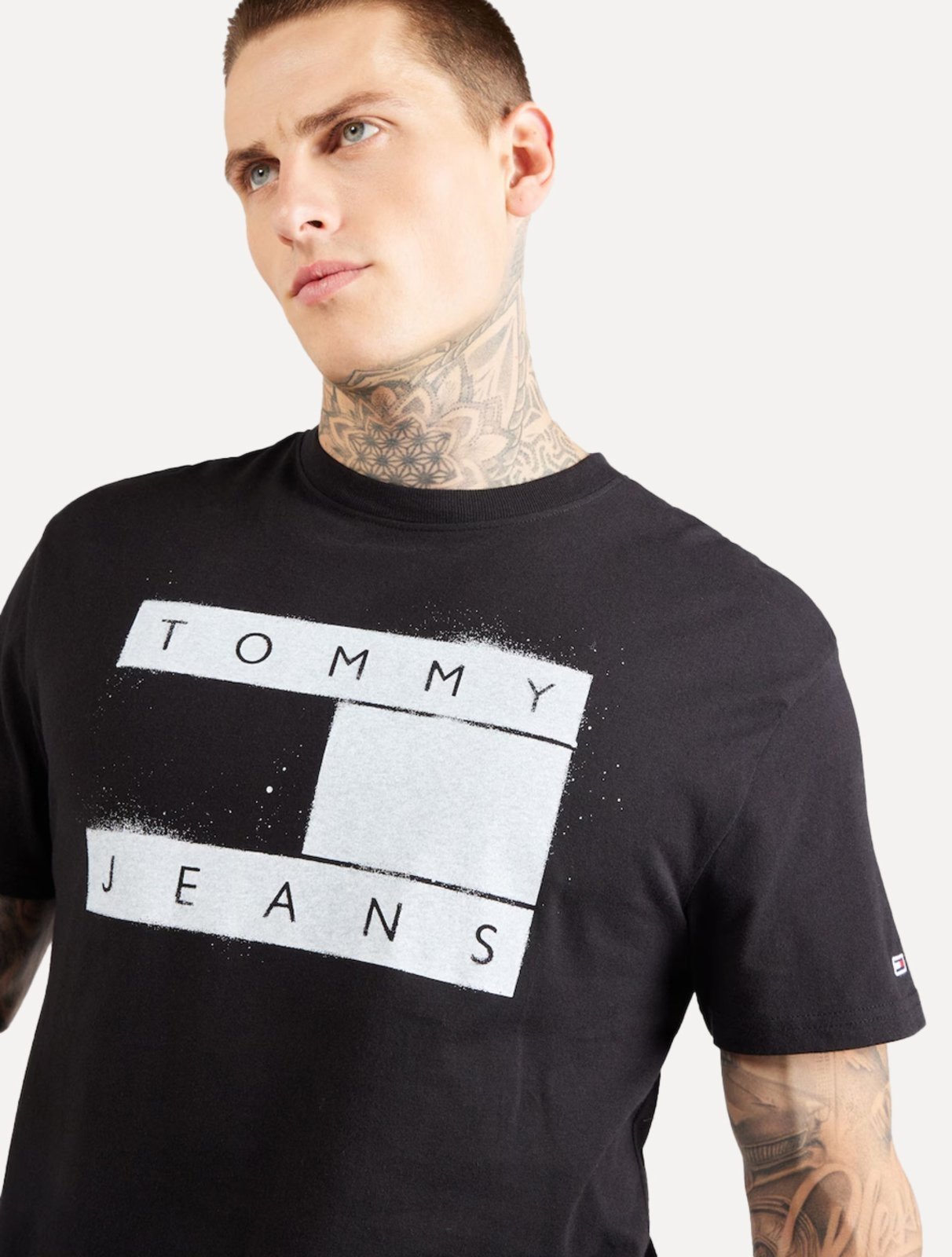 Vista 3 Camiseta Tommy Jeans Masculina Classic Spray Flag Preta preto Tommy Jeans preto