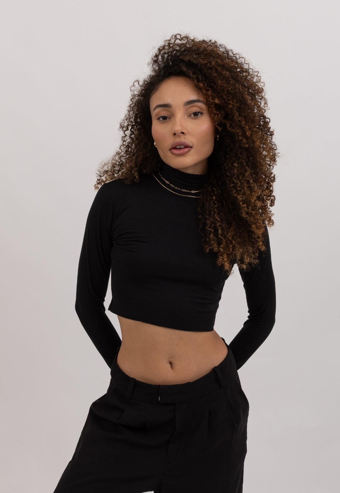 Blusa Cropped Básica Martina Gola Alta Manga Longa Preta