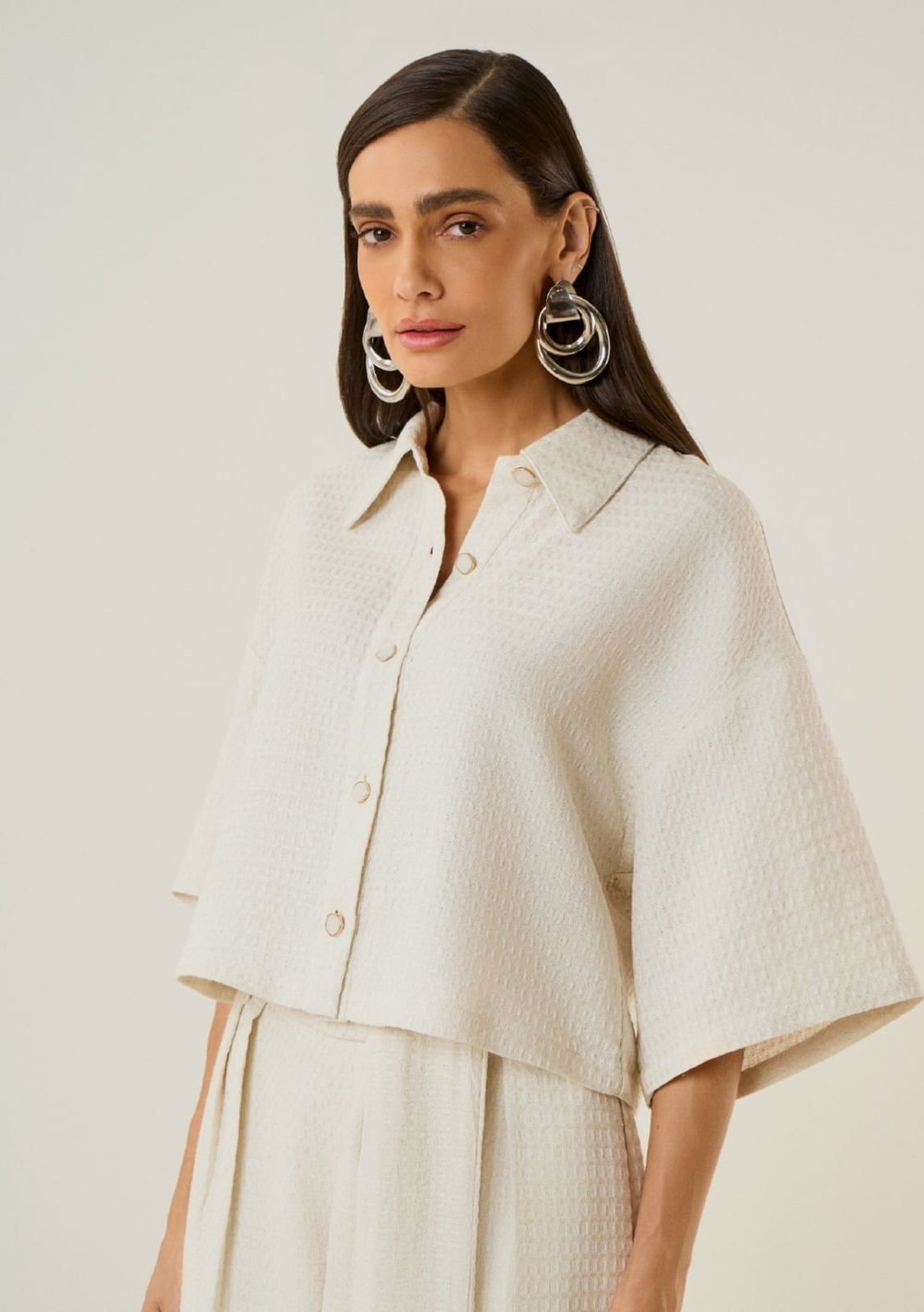 Camisa Maria Valentina Solta Gola Tradicional Manga Curta Cropped Off-white