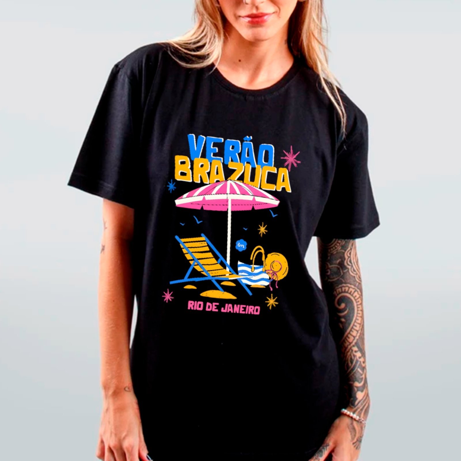 Vista 2 Camiseta Ousy Básica Verão Brazuca Partiu Rio de Janeiro Unissex rosa ousy rosa