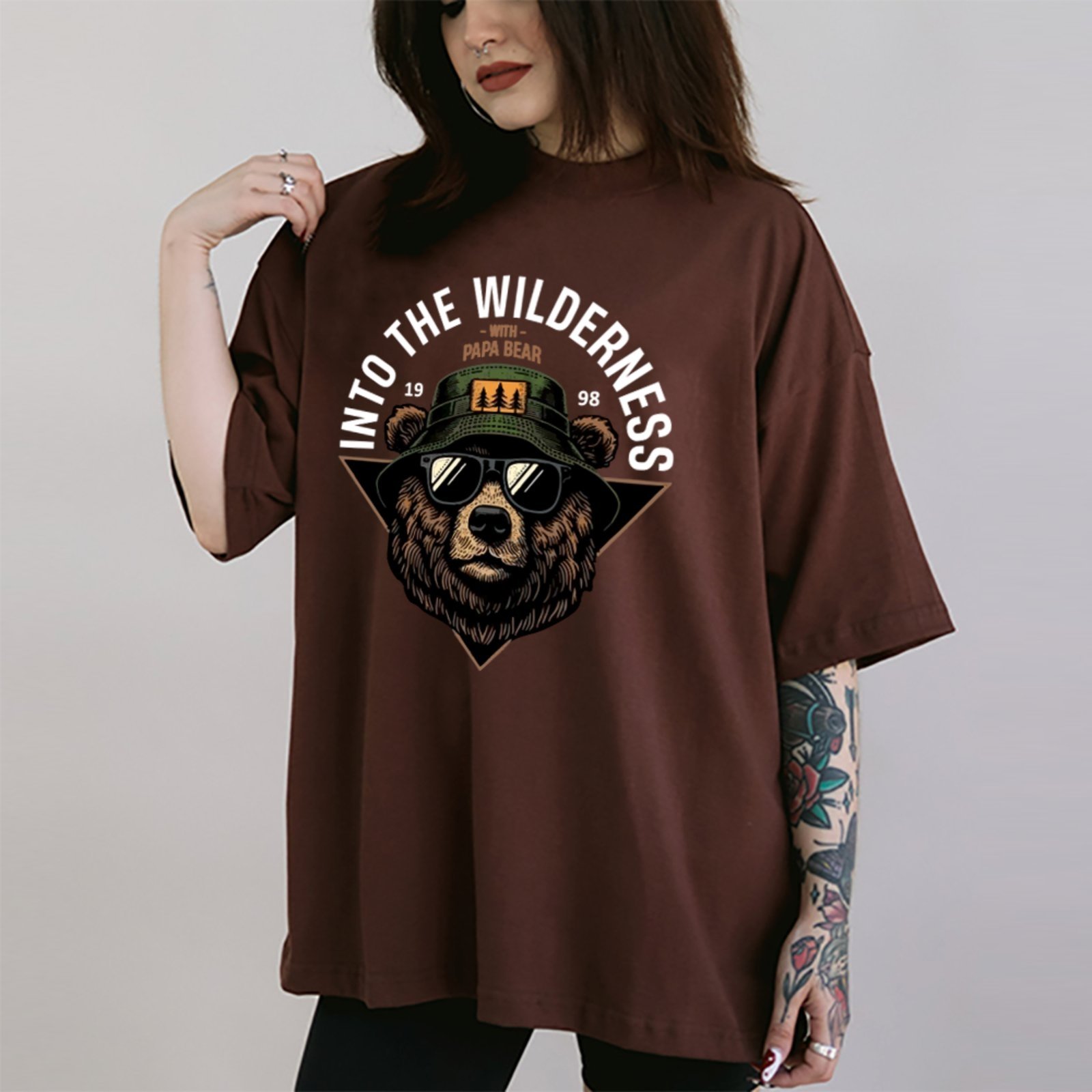 Vista 2 Camiseta Ousy Unissex Lifestyle Into the Wilderness Papa Bear 1998 Oversized marrom ousy marrom